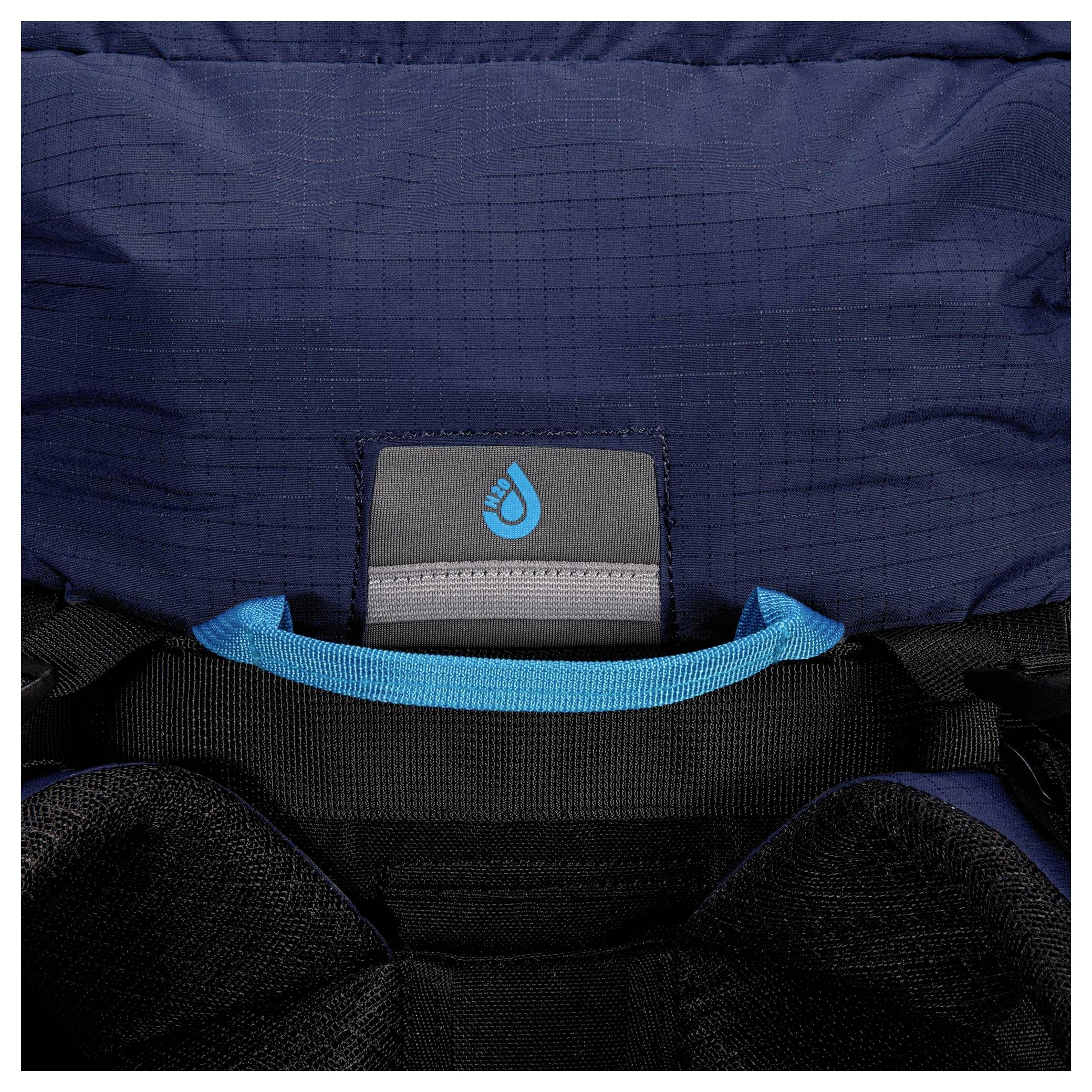 Ein Rucksackinneres in Blau und Schwarz mit sichtbarem Markenlogo auf einem Etikett. Der Stoff weist ein Ripstop-Muster für zusätzliche Haltbarkeit auf.