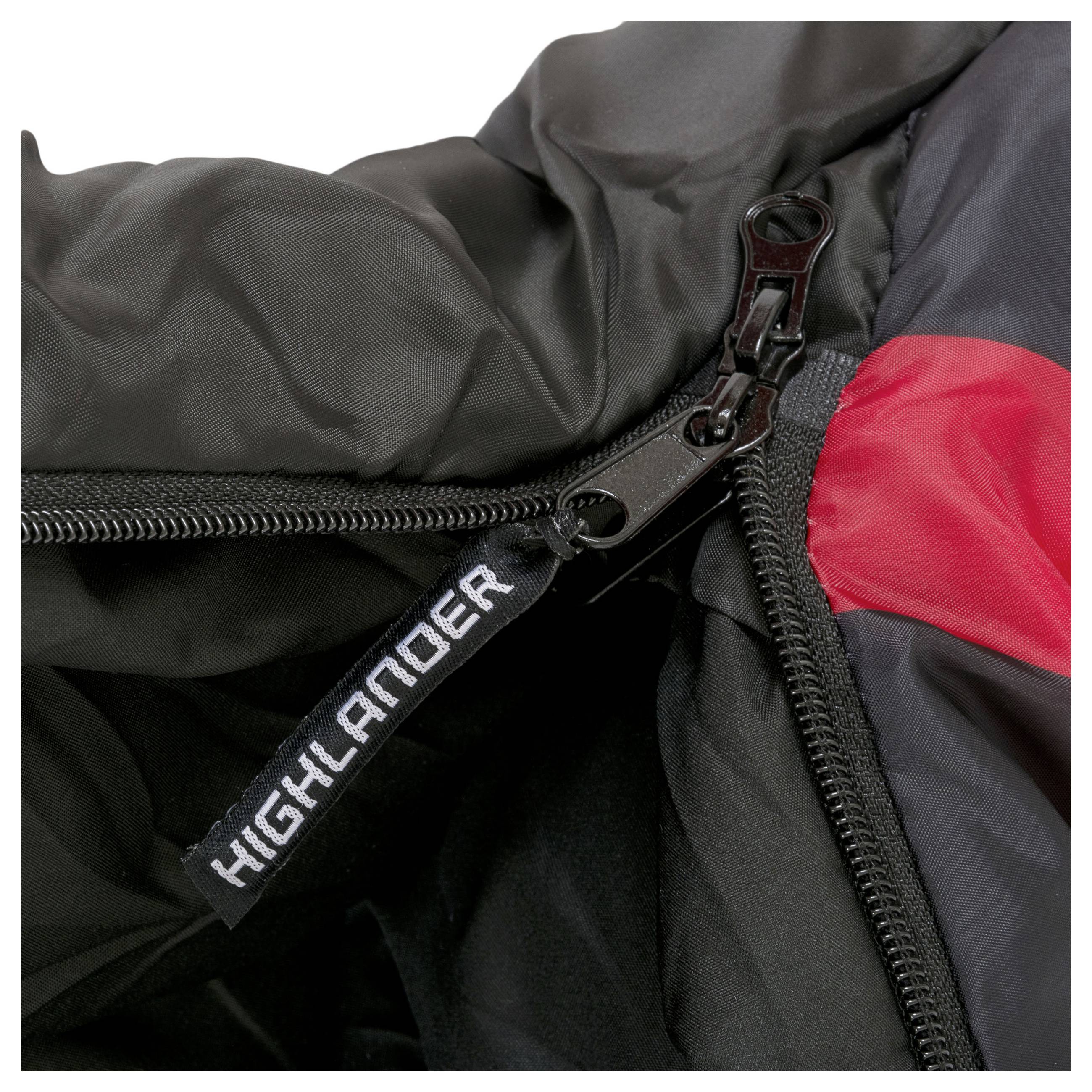 Nahaufnahme eines schwarzen Schlafsacks mit einem teilweise geöffnetem schwarzen Reißverschluss und einem sichtbaren „Highlander