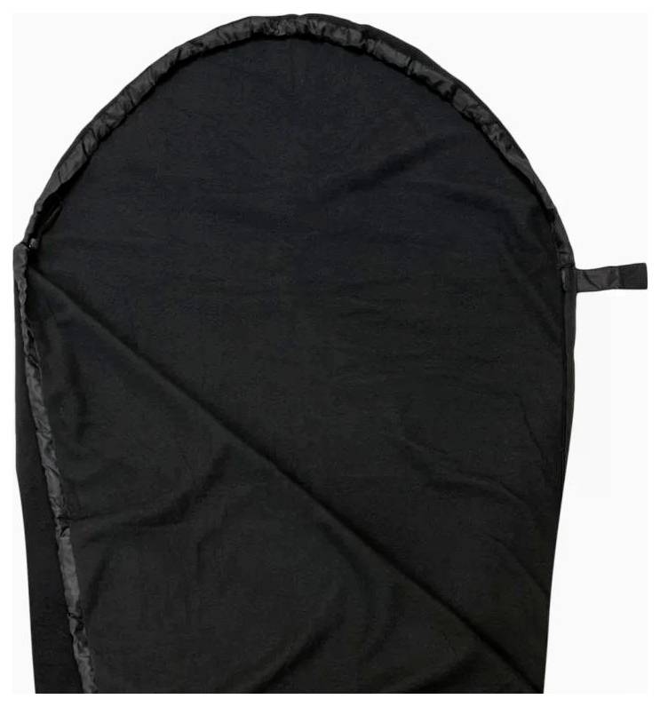 Ein schwarzer, teilweise offener Schlafsack liegt flach ausgebreitet da und zeigt eine synthetische, glatte Oberfläche mit einem Reißverschluss an der Seite.