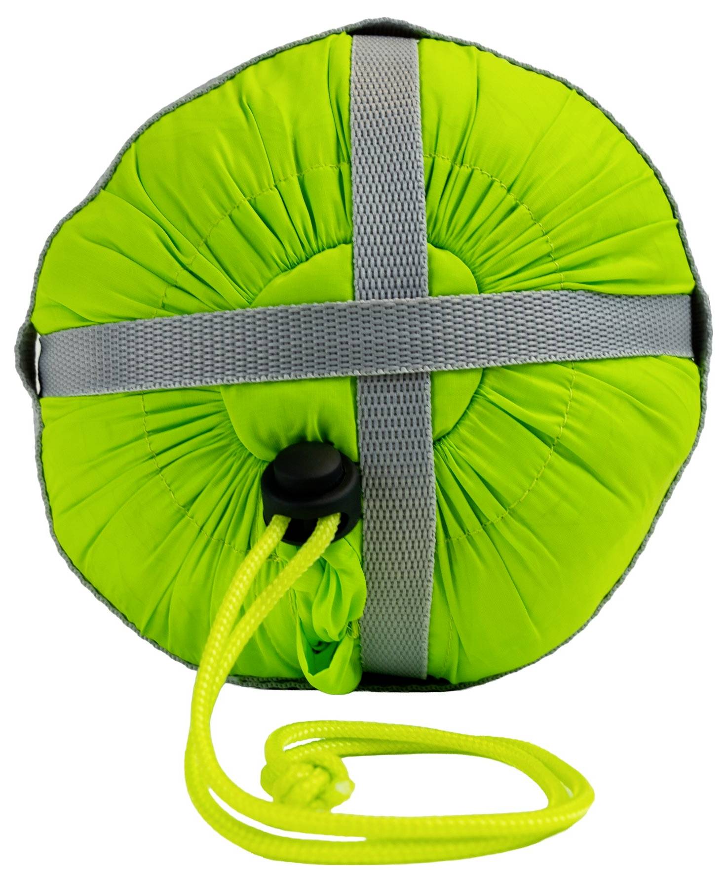 Ein leuchtend grüner, kompakt gerollter Schlafsack mit grauen Riemen gesichert und einer gelben Kordelschleife, von einem Ende aus betrachtet.