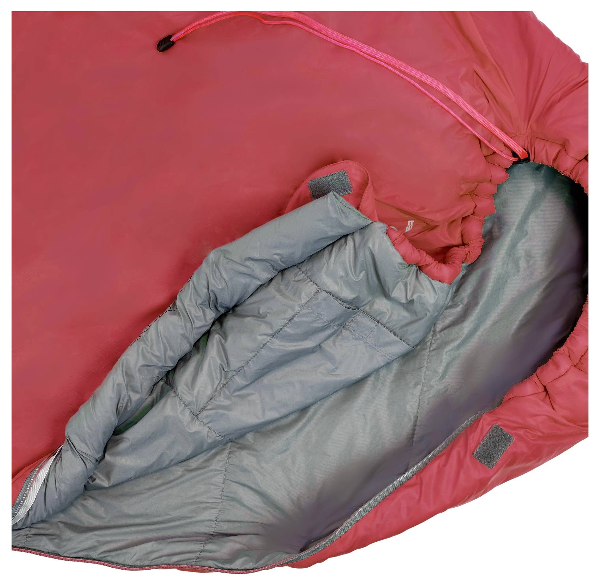 Ein rot und grau gestreifter Schlafsack mit teilweise geöffnetem Reißverschluss, der das gesteppte Innenfutter zur Isolierung und die Zugschnurverschluss an der Kapuze zeigt.