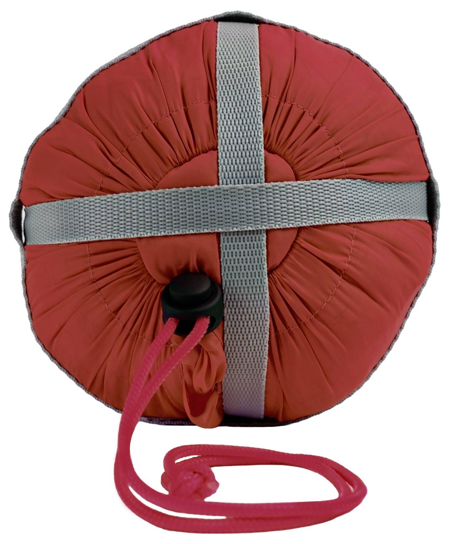 Ein roter, kreisförmiger, kompakter Schlafsack ist fest mit grauen Riemen und einem schwarz-roten Seil zusammengepresst und zum Transport bereit.