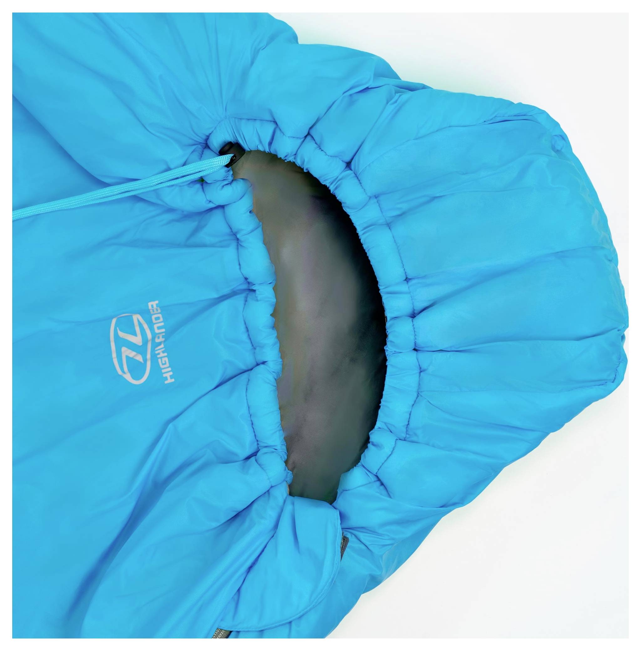 Eine leuchtend blaue, voluminöse Jackenjacke mit Kapuze, die Stichdetails und einen Reißverschluss zeigt, mit einem subtilen Logo an der Seite.