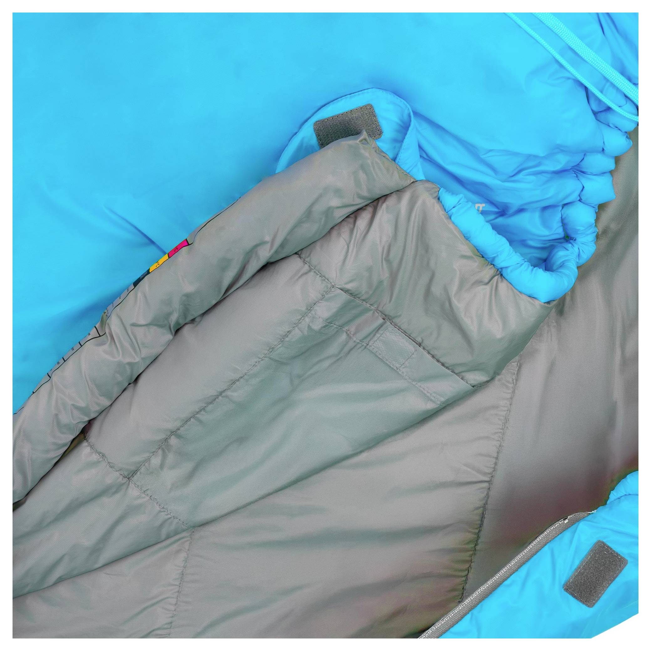 Eine Nahaufnahme eines blau-grauen Schlafsacks, die die Innenseite und die Außenschicht zeigt.