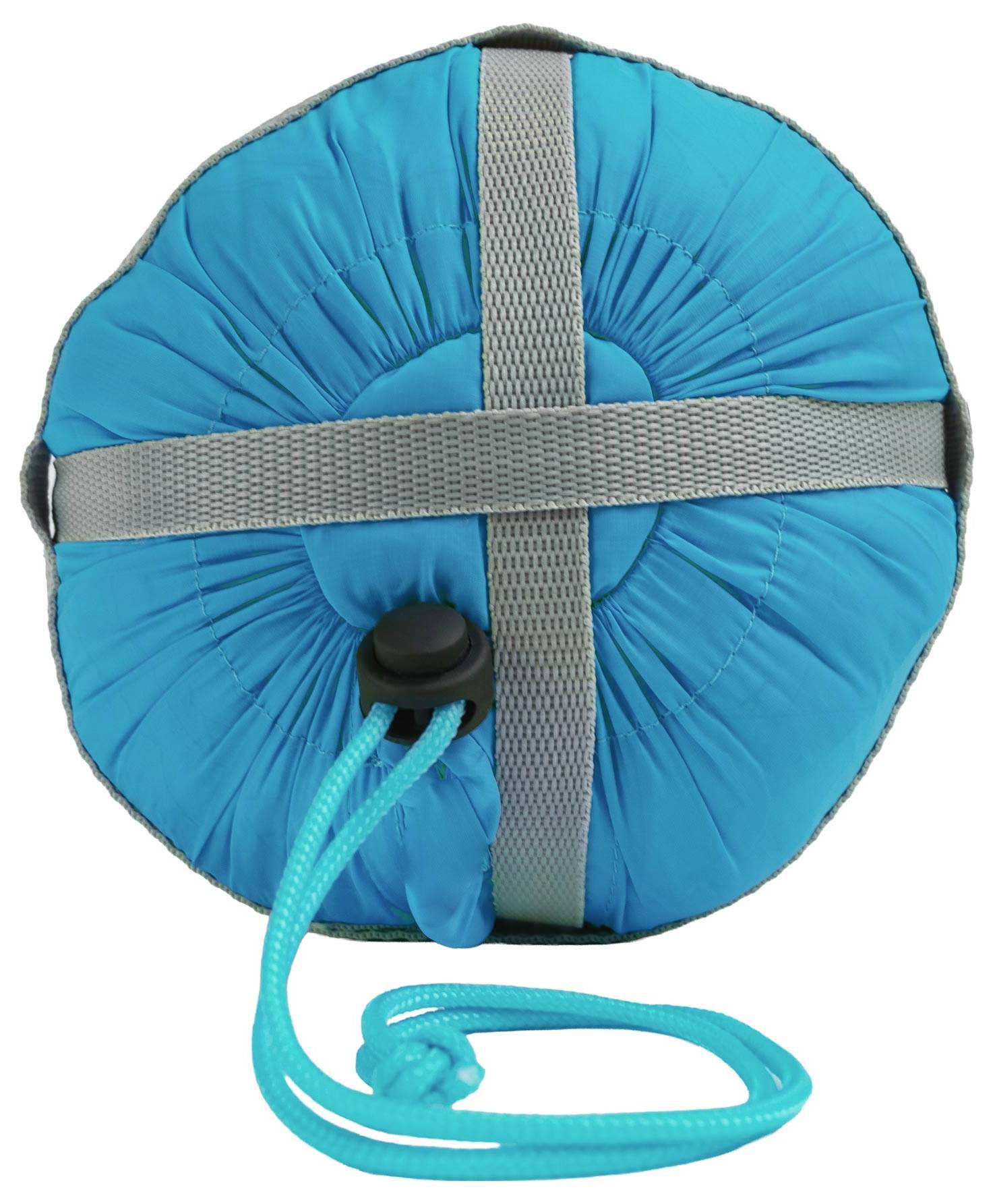 Ein blauer Schlafsack, in eine runde Form komprimiert, mit grauen Riemen und einem türkisfarbenen Seil, entworfen für einfaches Packen und Lagern.