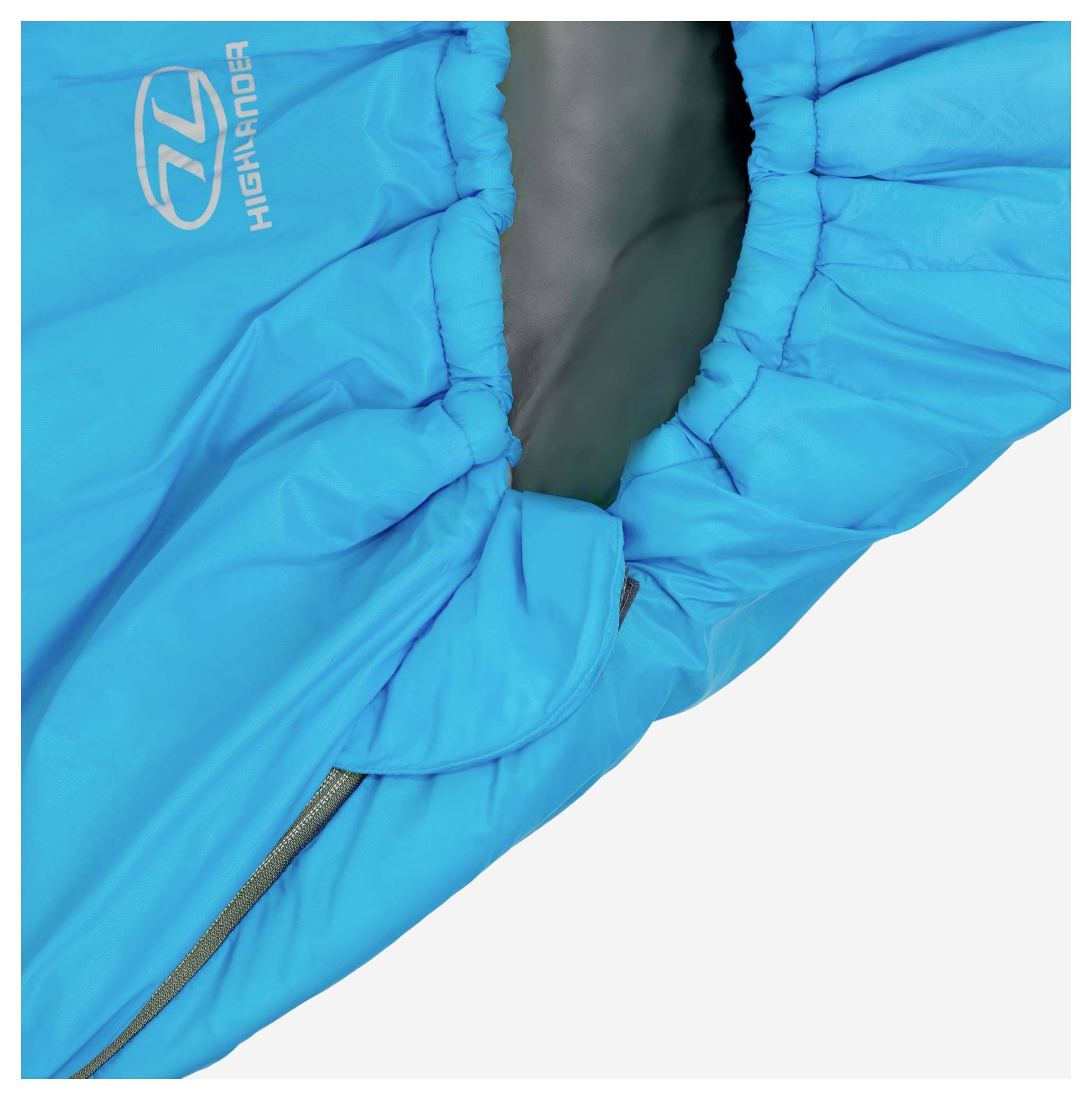 Ein leuchtend blauer Schlafsack mit teilweise geöffnetem Reißverschluss, der die innere Auskleidung zeigt. Das Markenlogo „Highlander