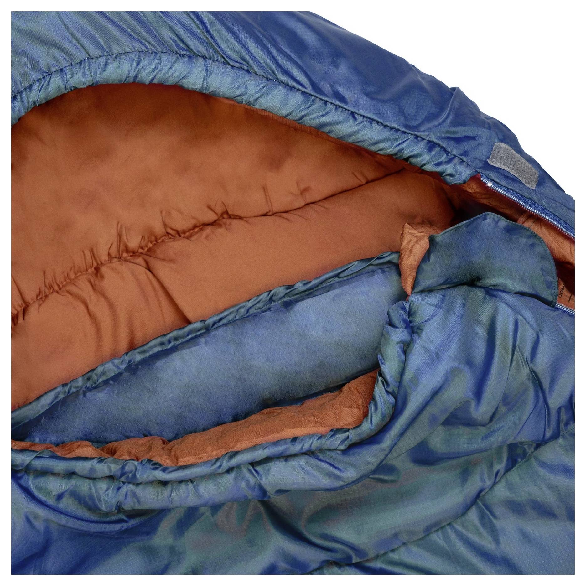 Nahaufnahme eines blauen und orangefarbenen Schlafsacks mit sichtbarem gestepptem Inneren, das die Textur und das Design der Stoffschichten zeigt.