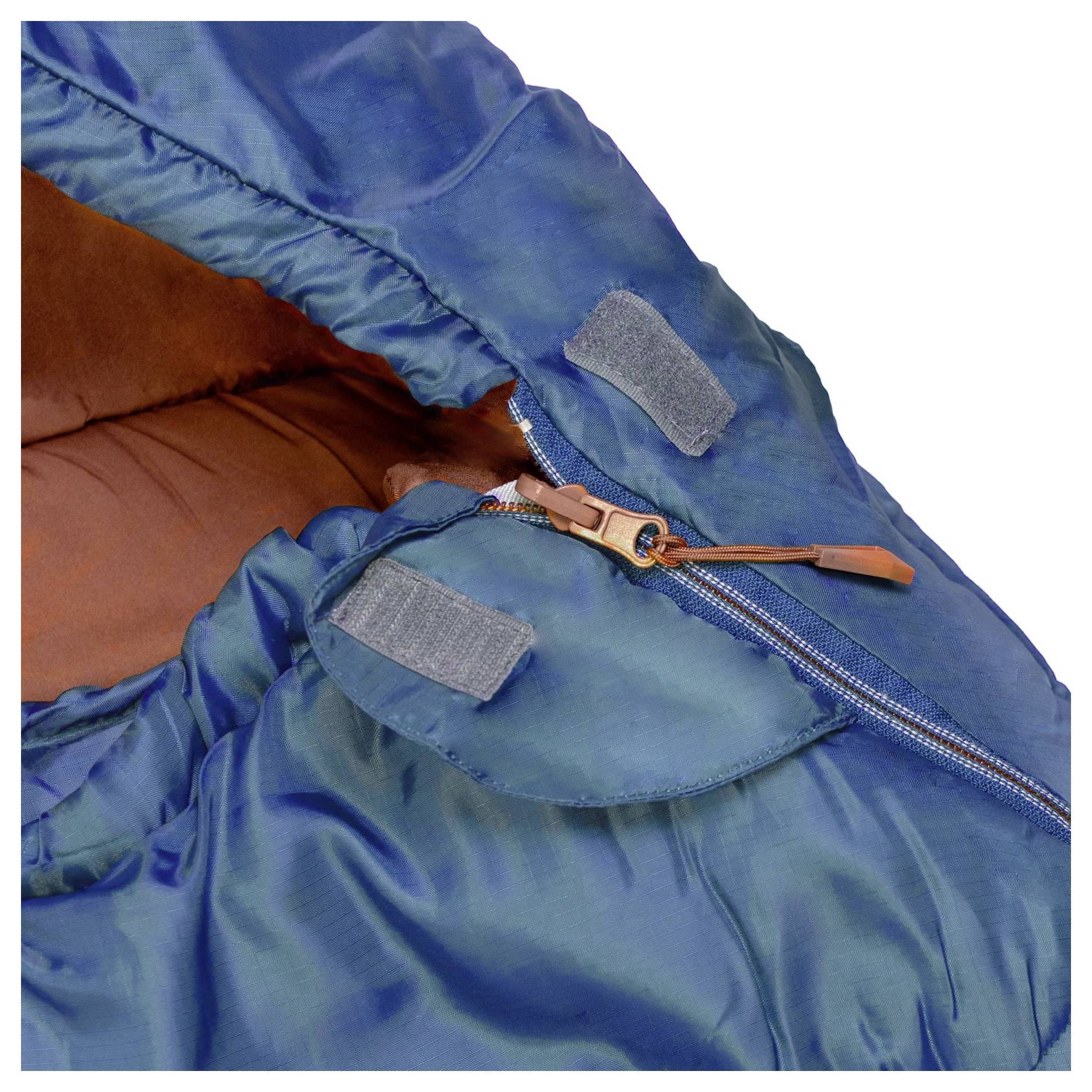 Ein blauer Schlafsack mit Reißverschluss und Metallschieber, der das innere braune Futter zeigt. Der Fokus liegt auf dem Reißverschluss und der oberen Öffnung.