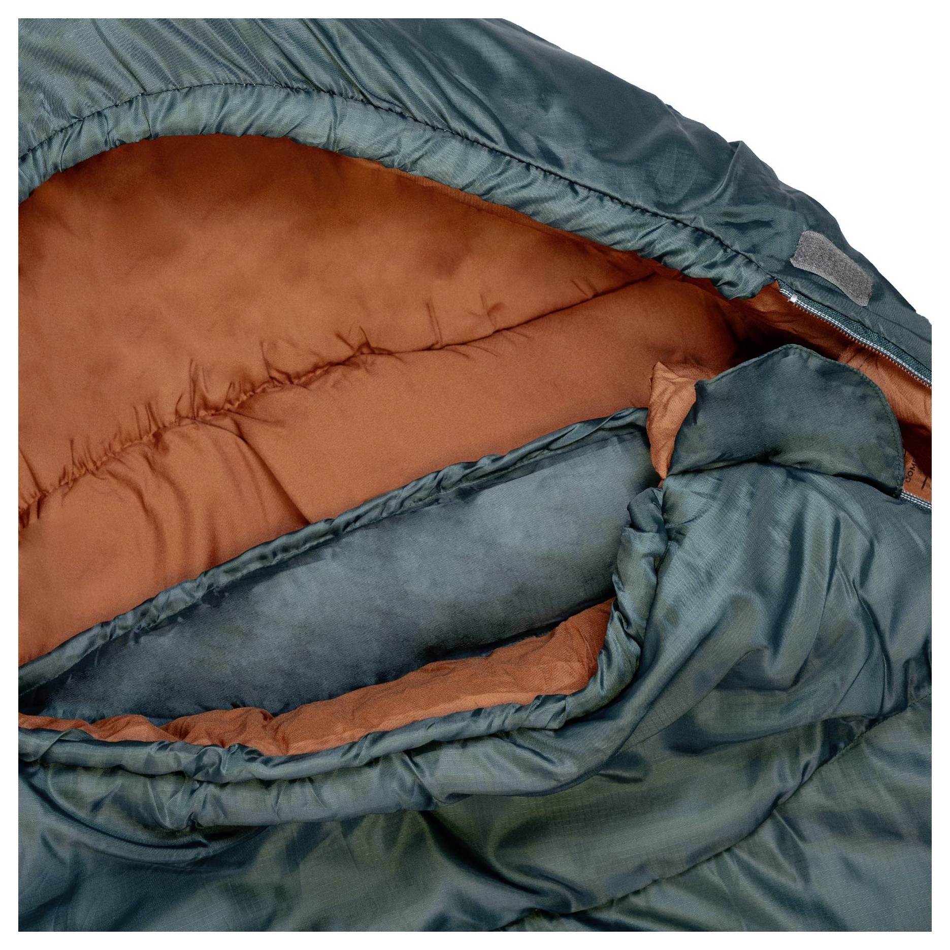 Eine Nahaufnahme eines blaugrünen Schlafsacks mit orangefarbenem Innenfutter, der seine offene Kapuze und den Reißverschlussverschluss zeigt und die Faserstruktur des Stoffes hervorhebt.