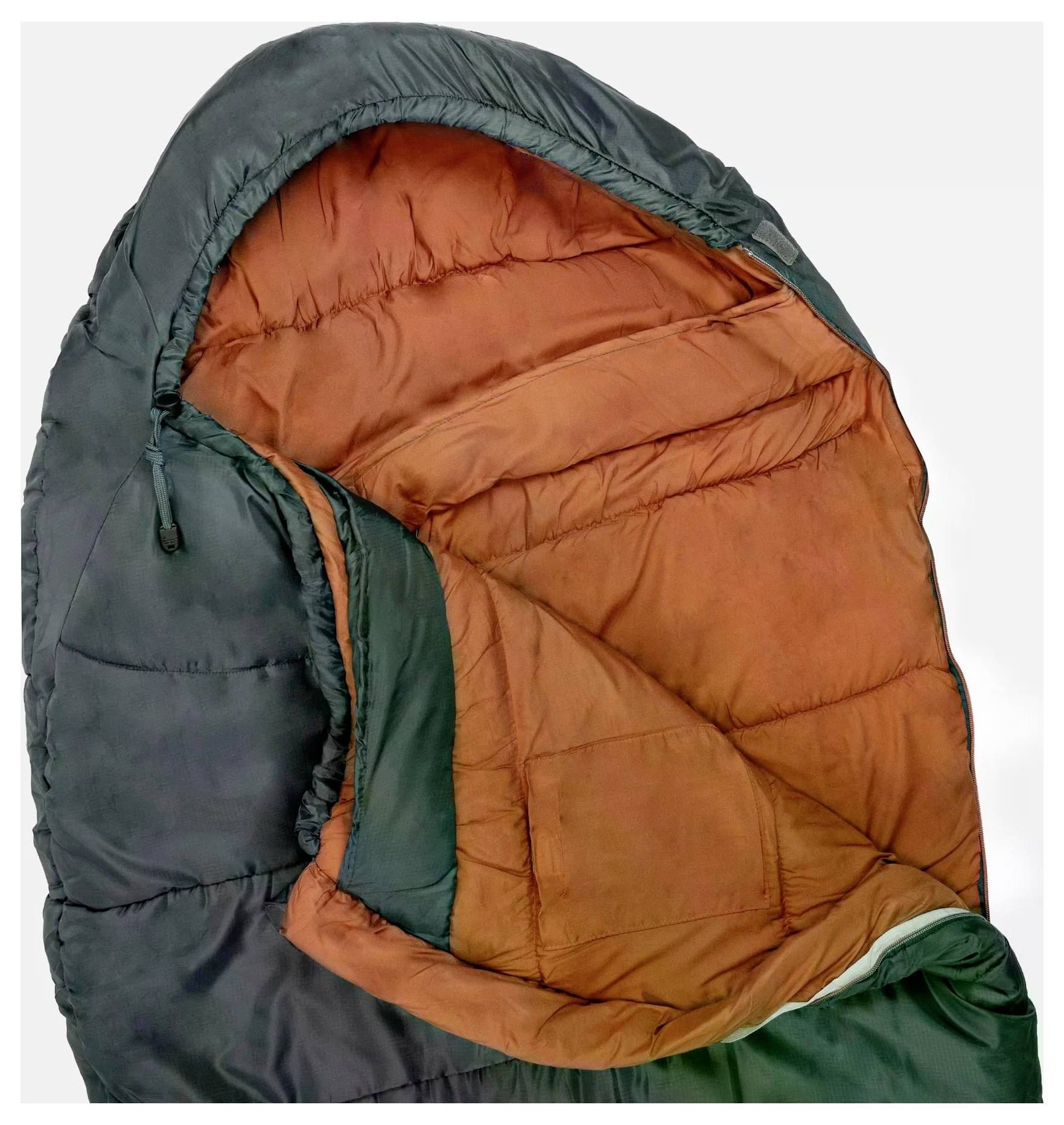 Ein Schlafsack mit dunklerem Außenmaterial und orangefarbener Innenseite, teilweise aufgeöffnet, wobei die gepolsterten Schichten zur Wärmespeicherung und zum Komfort sichtbar sind.