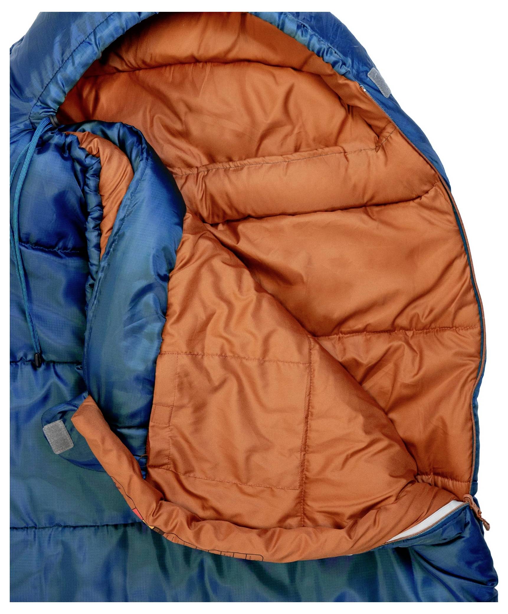 Ein blauer Schlafsack mit orangefarbenem Innenfutter, das sein gestepptes Design zeigt und teilweise aufgezogen ist, wobei sein isoliertes Futter sichtbar wird.