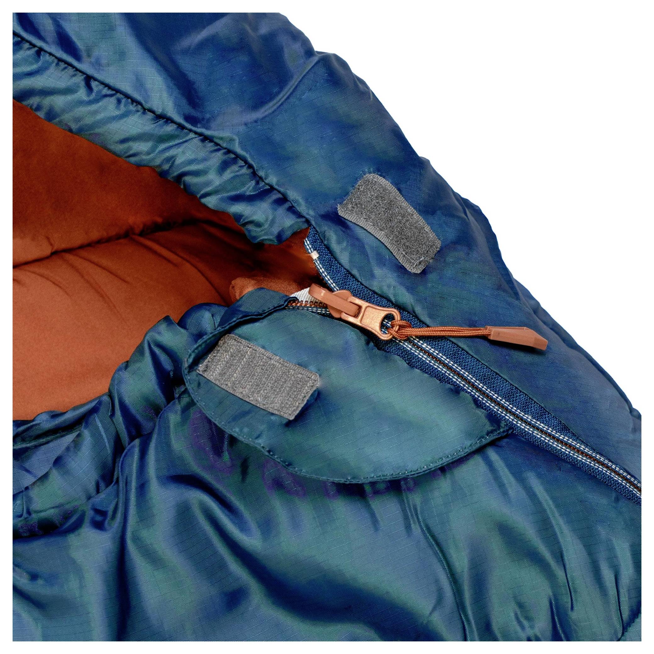 Ein blau und orange gestreifter Schlafsack, der teilweise geöffnet ist und Stoffschichten sowie einen Reißverschluss mit braunem Schieber zeigt. Klettverschlussflecken sind sichtbar.