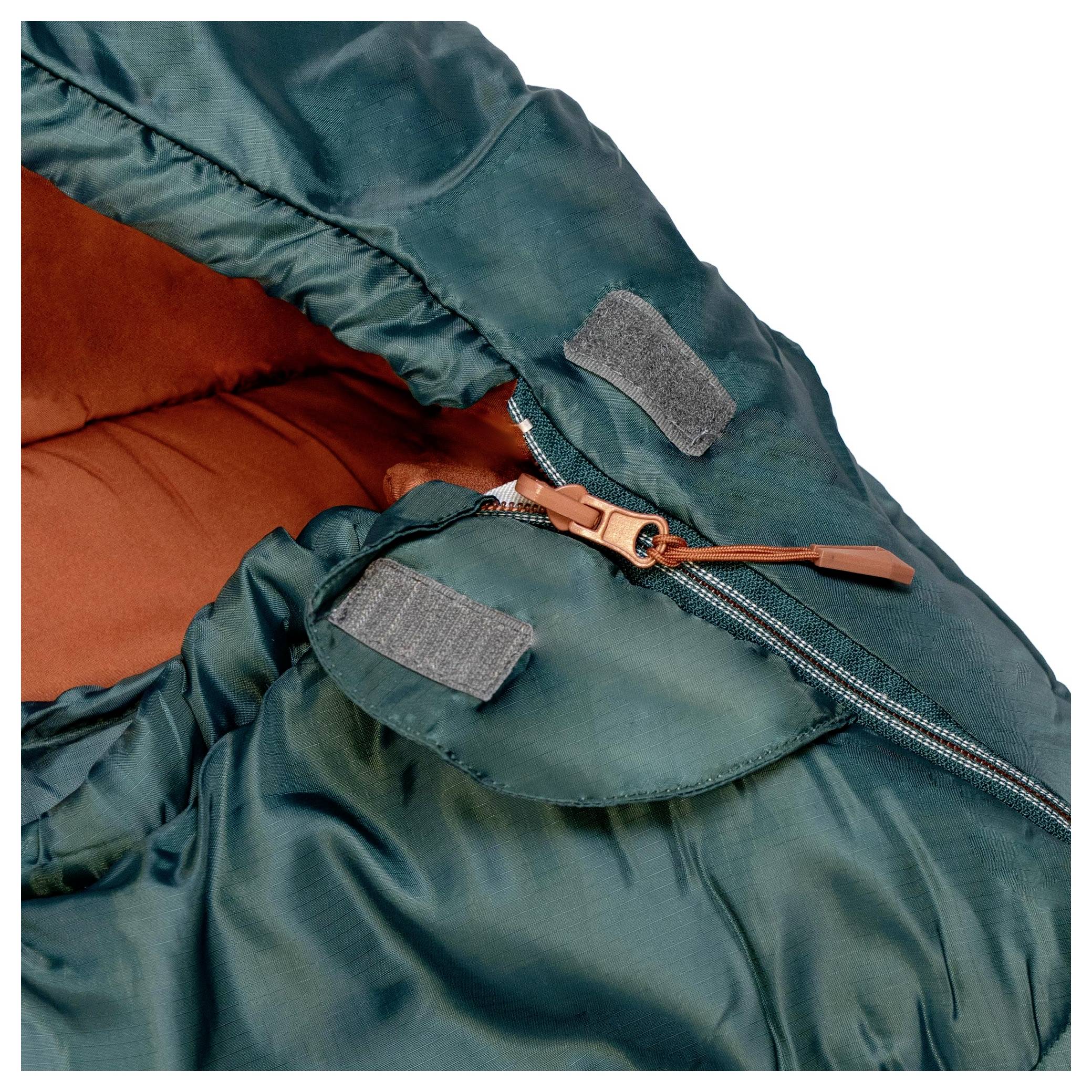 Ein teilweise aufgerollter Schlafsack in Blaugrün mit sichtbarem orangefarbenem Futter und Klettverschlussriemen neben dem Reißverschluss, was auf einfache Handhabung hindeutet.