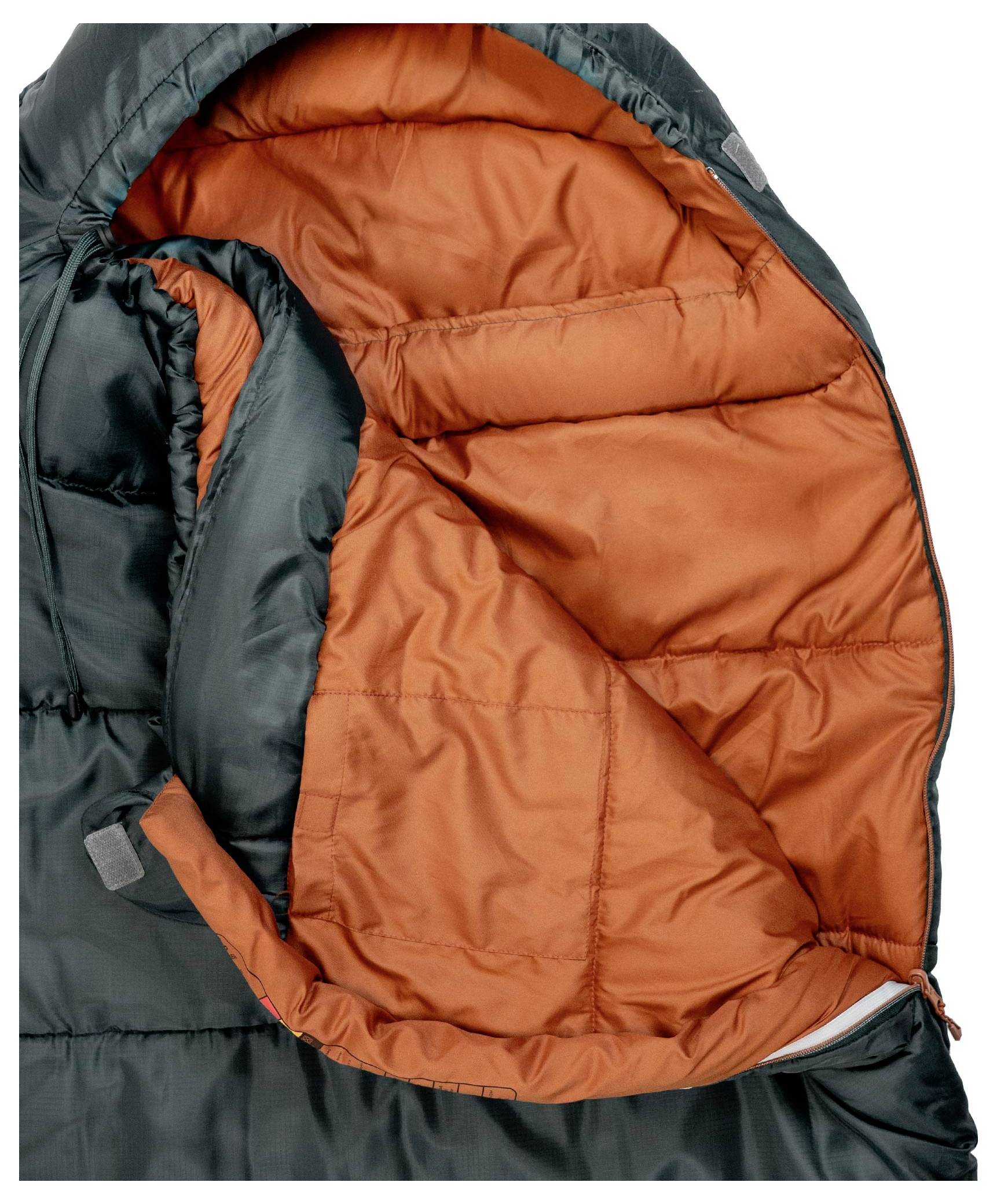 Eine Nahaufnahme eines Schlafsacks mit dunkelgrünem Außenmaterial und orangefarbenem Innenfutter, die das gesteppte Muster und den teilweise geöffneten Reißverschluss zeigt.