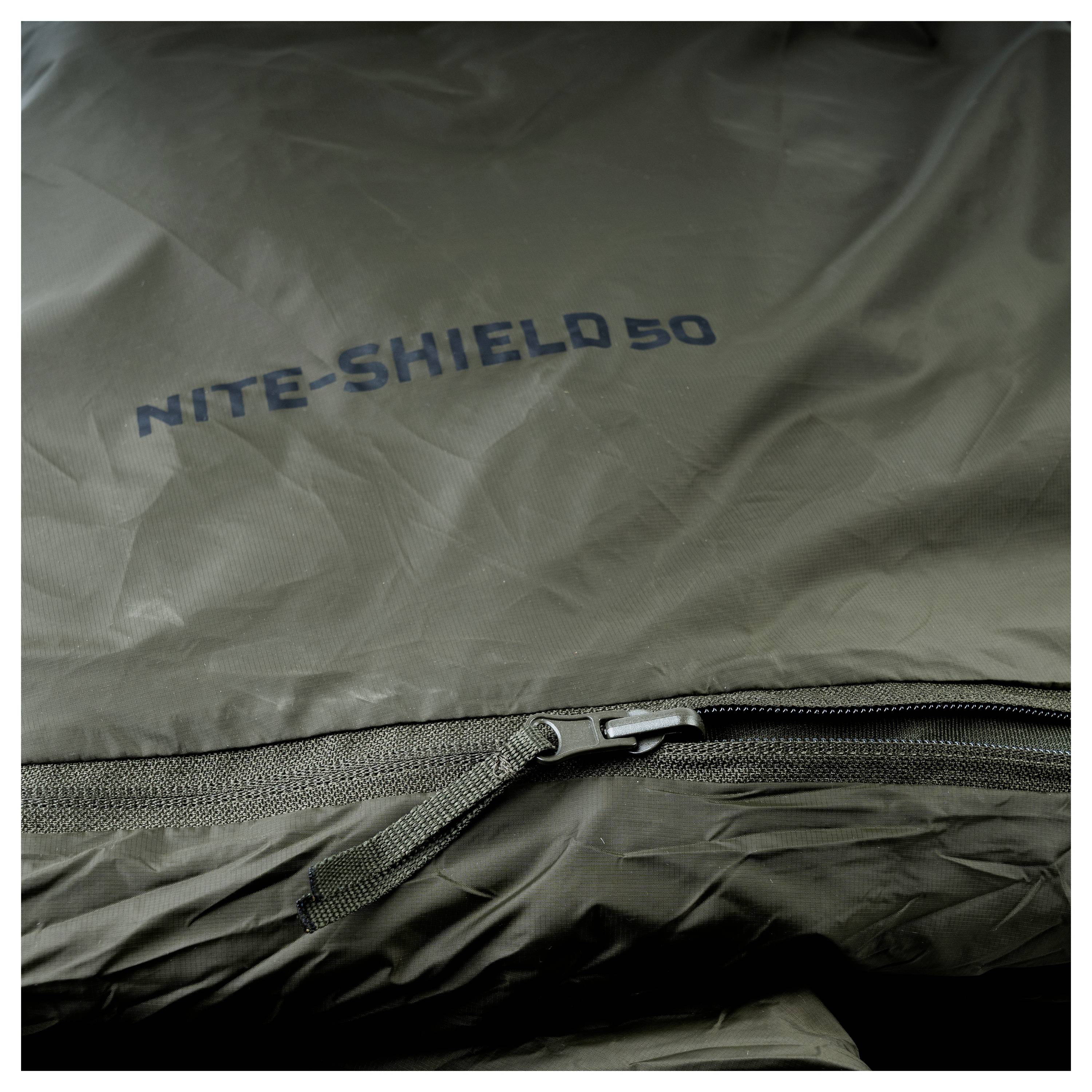 Eine Nahaufnahme eines grünen Schlafsacks mit einem Reißverschluss, auf dessen Oberfläche der Text 