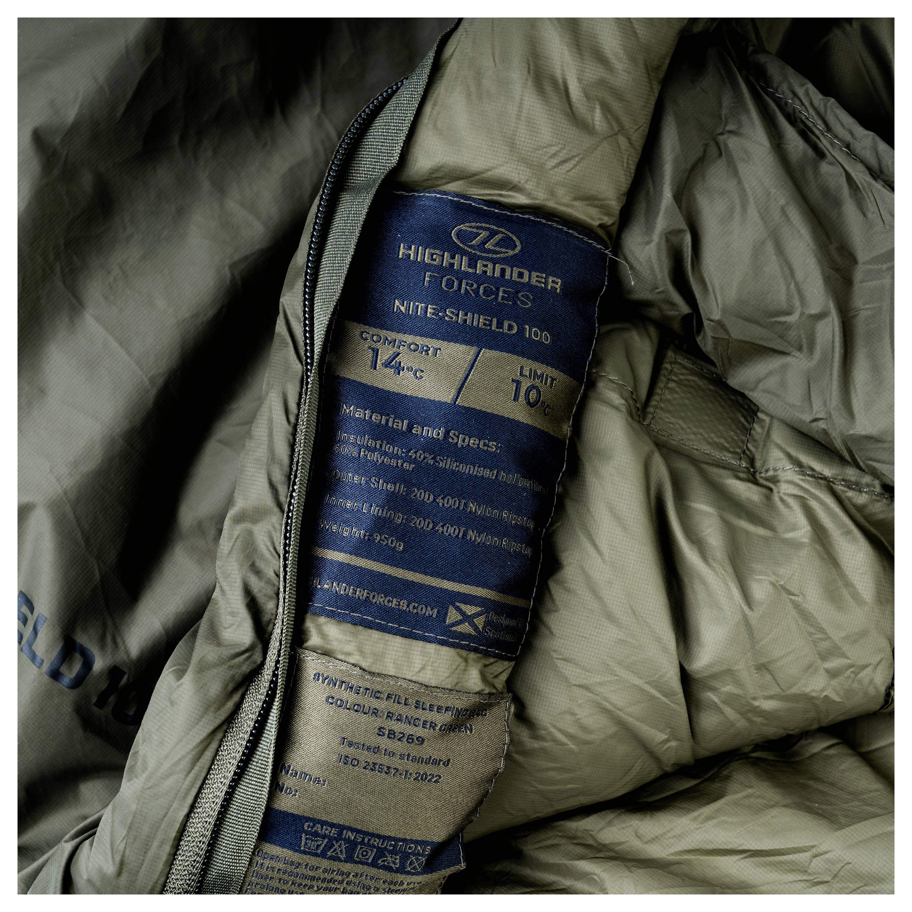 Ein Etikett auf einem Schlafsack zeigt 'Highlander Forces Nite+Shield 100', Komforttemperatur 14°C, Grenzwert 10°C, mit Materialspezifikationen.