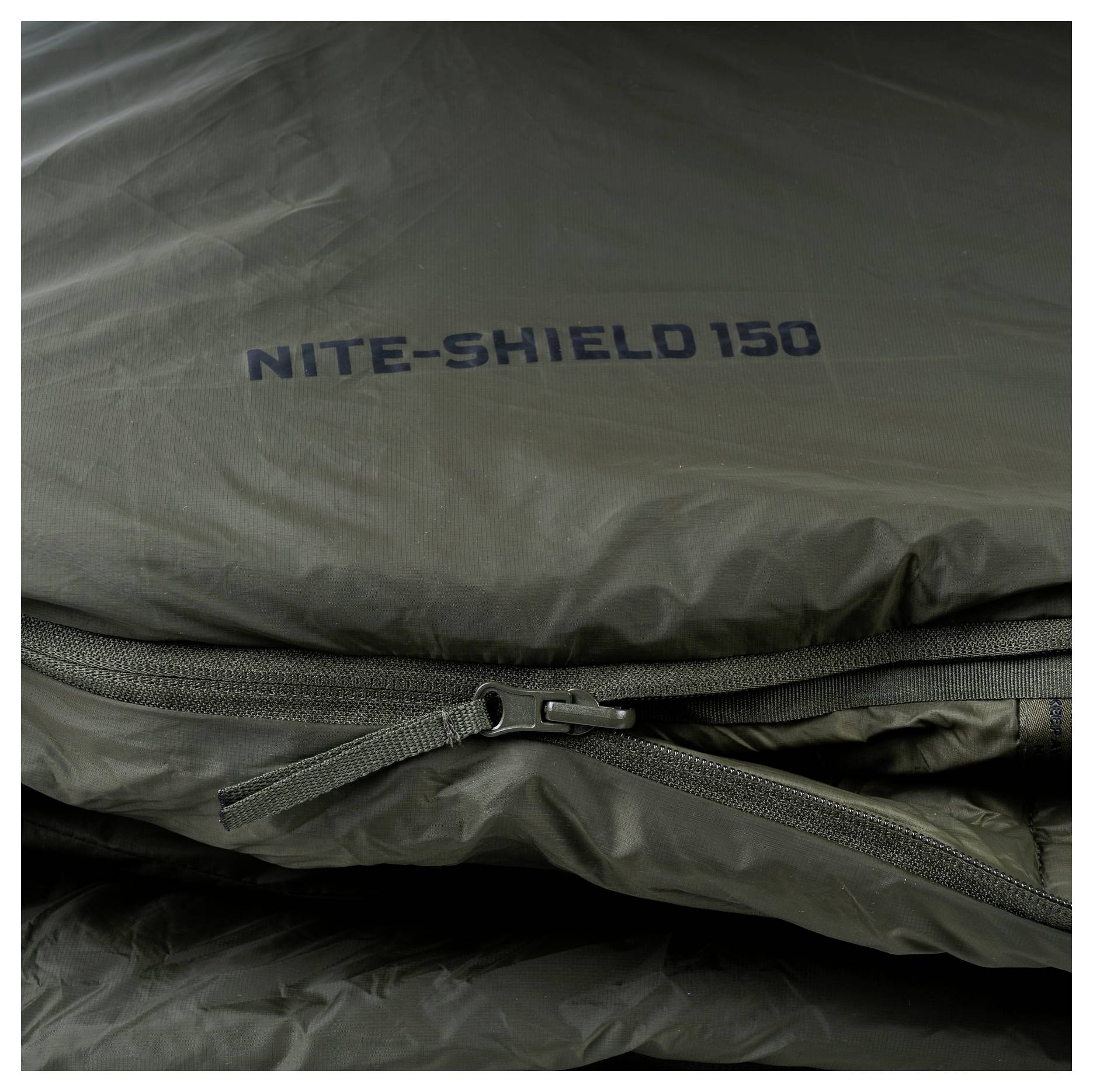 Eine Nahaufnahme eines gefalteten Schlafsacks mit einem Reißverschluss, mit der Bezeichnung „Nite-Shield 150