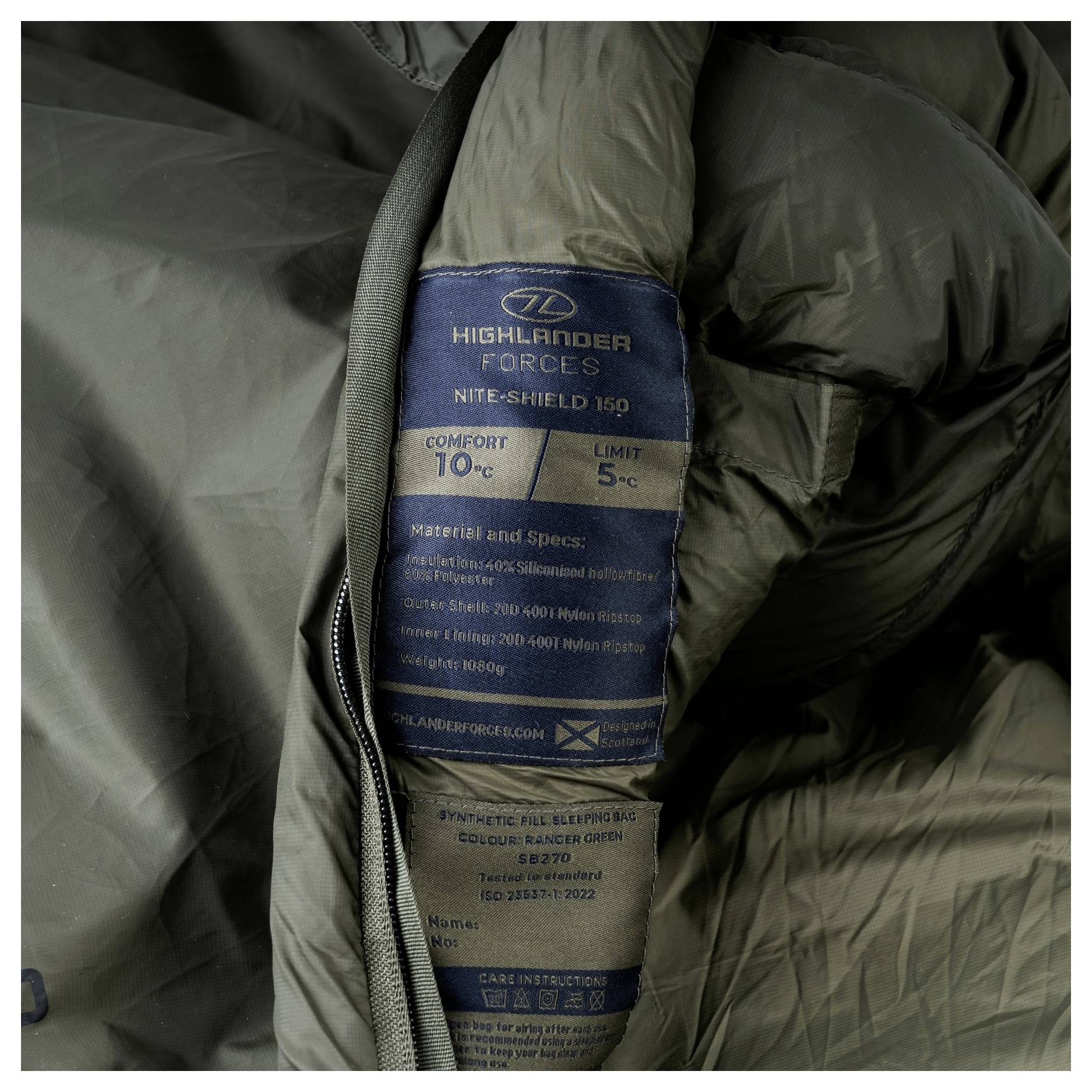 Etikett auf Schlafsack mit Komfortinformationen: Marke Highlander Forces, Komforttemperatur 10°C, Grenztemperatur -5°C, Spezifikationen enthalten.