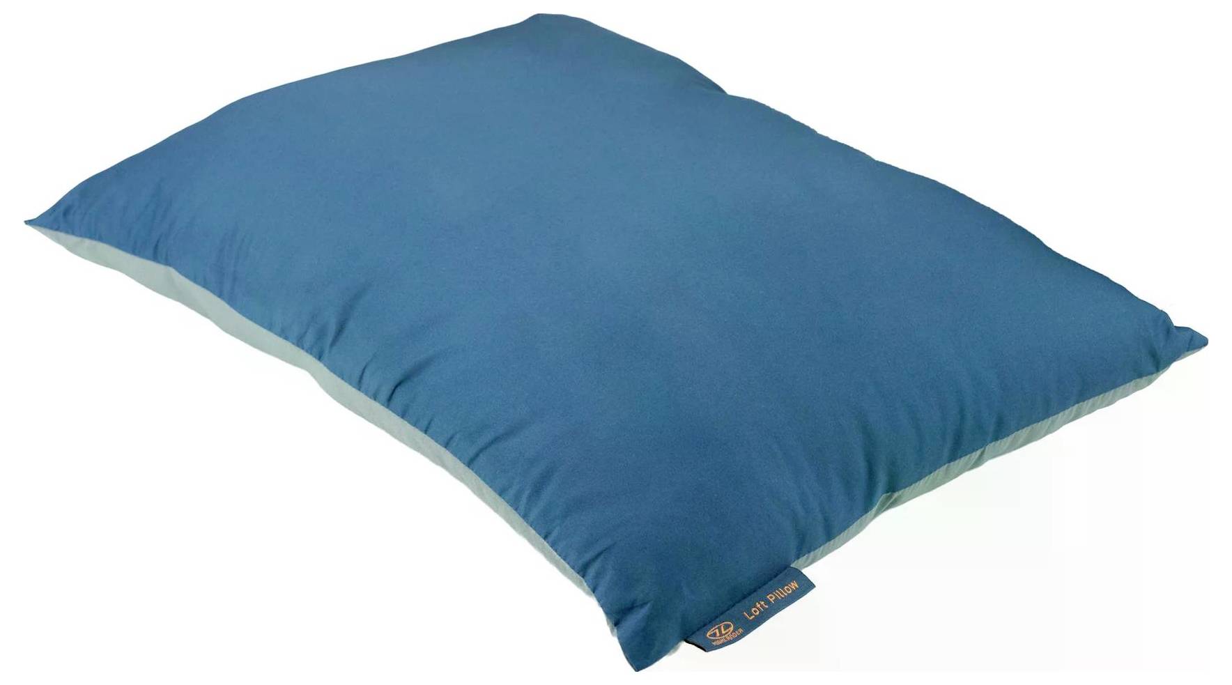 Blaues rechteckiges Kissen mit einem kleinen Etikett an einer Ecke, vor einem schlichten weißen Hintergrund dargestellt.