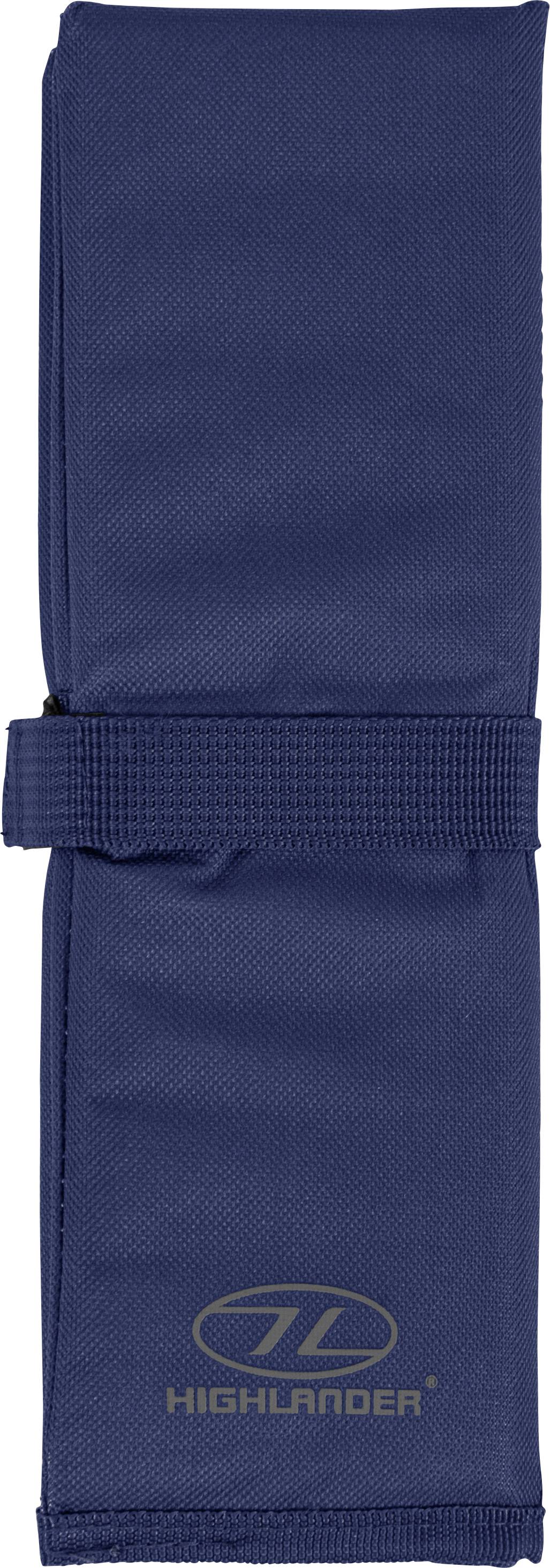 Eine dunkelblau gefaltete Highlander-Bestecktasche mit einem Logo am unteren Ende, entwickelt zum Organisieren von Besteck während des Reisens.