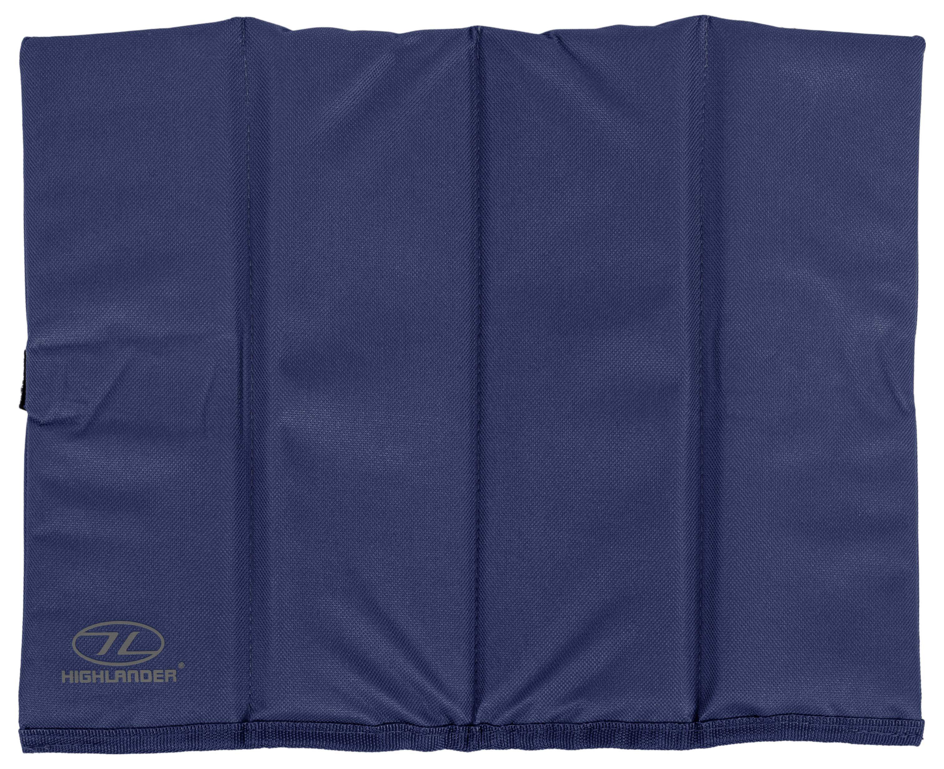 Ein blauer klappbarer Campingstuhl mit einem Logo in der Ecke, entwickelt für Outdoor-Komfort.