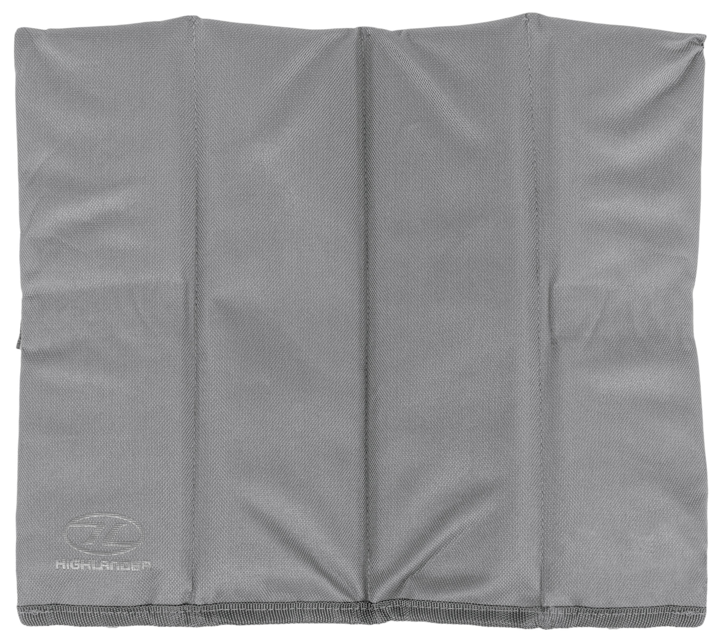 Eine graue Kissenhülle mit strukturiertem Muster, mit gesticktem Logo in der unteren Ecke.