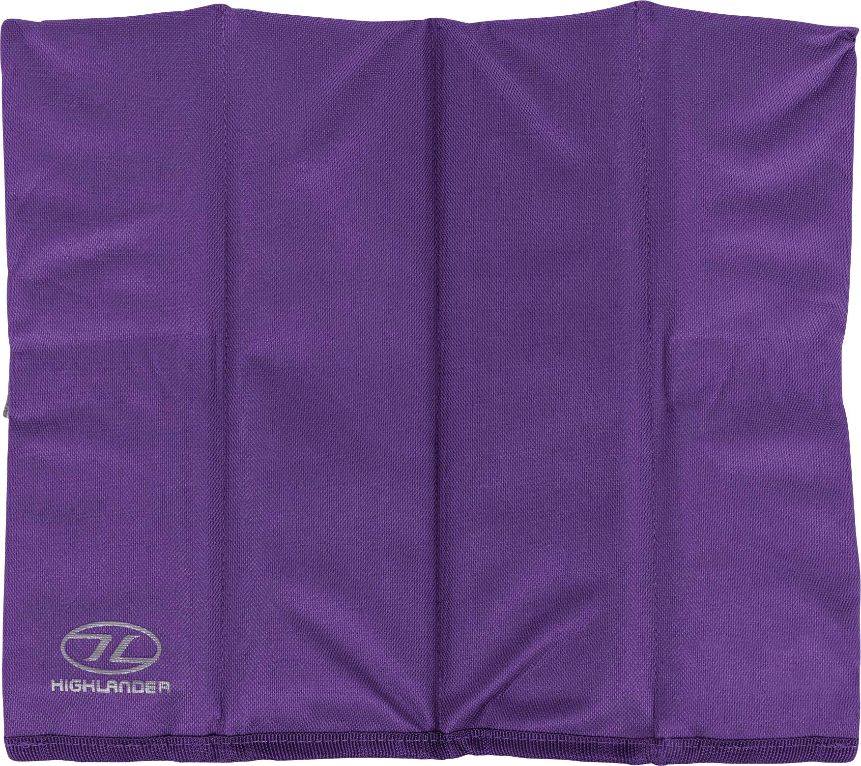 Ein gefaltetes violettes Microfaser-Handtuch mit dem Logo „Highlander