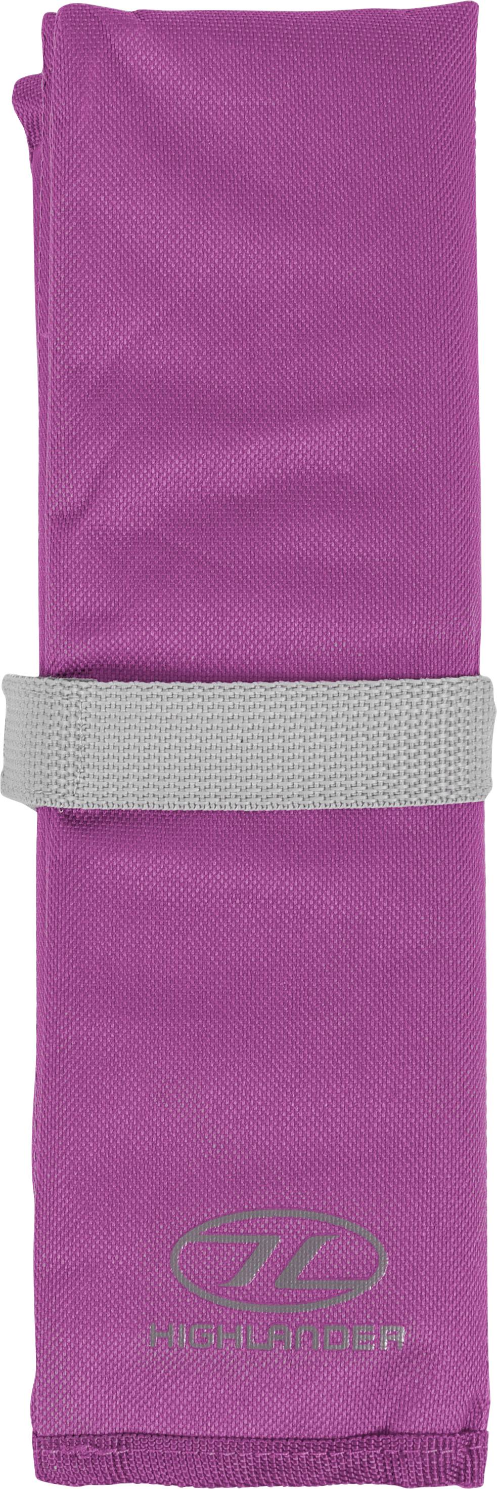 Eine aufgerollte, magentafarbene Campingmatte mit grauem Riemen, auf deren unterem Teil das Logo 