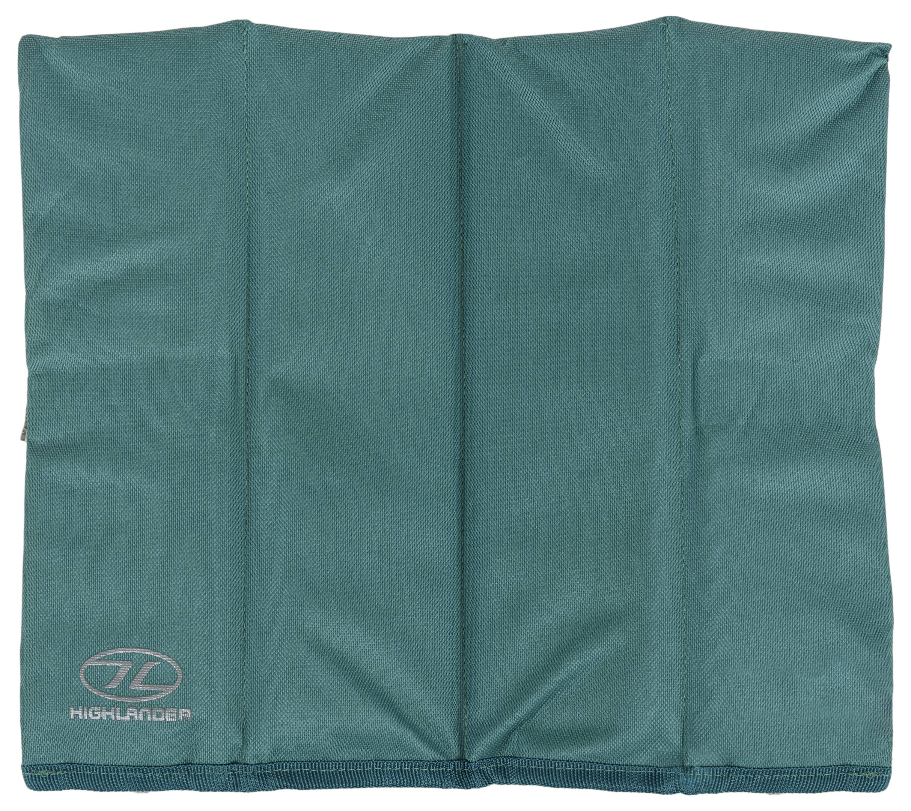 Ein türkisfarbenes Klappkissen für Campingausflüge mit dem Logo „Highlander