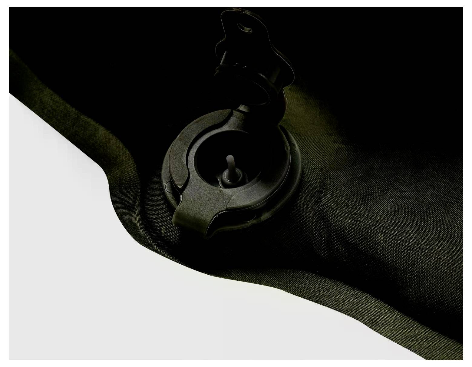 Eine Nahaufnahme eines schwarzen aufblasbaren Luftventils auf einer dunklen Gewebefläche, mit angehobenem Deckel, der das offene Ventil zeigt.