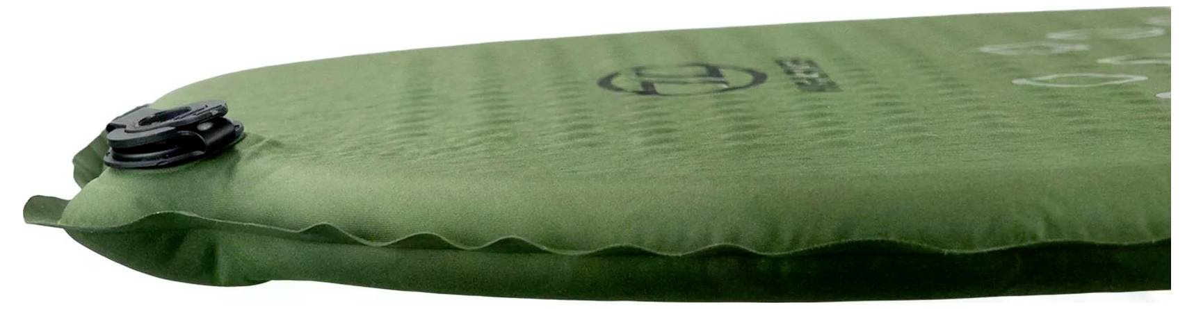 Grüne aufblasbare Campingmatratze mit sichtbarem Ventil auf einer Seite, leicht entleert, strukturierte Oberfläche und ein Logo oben.
