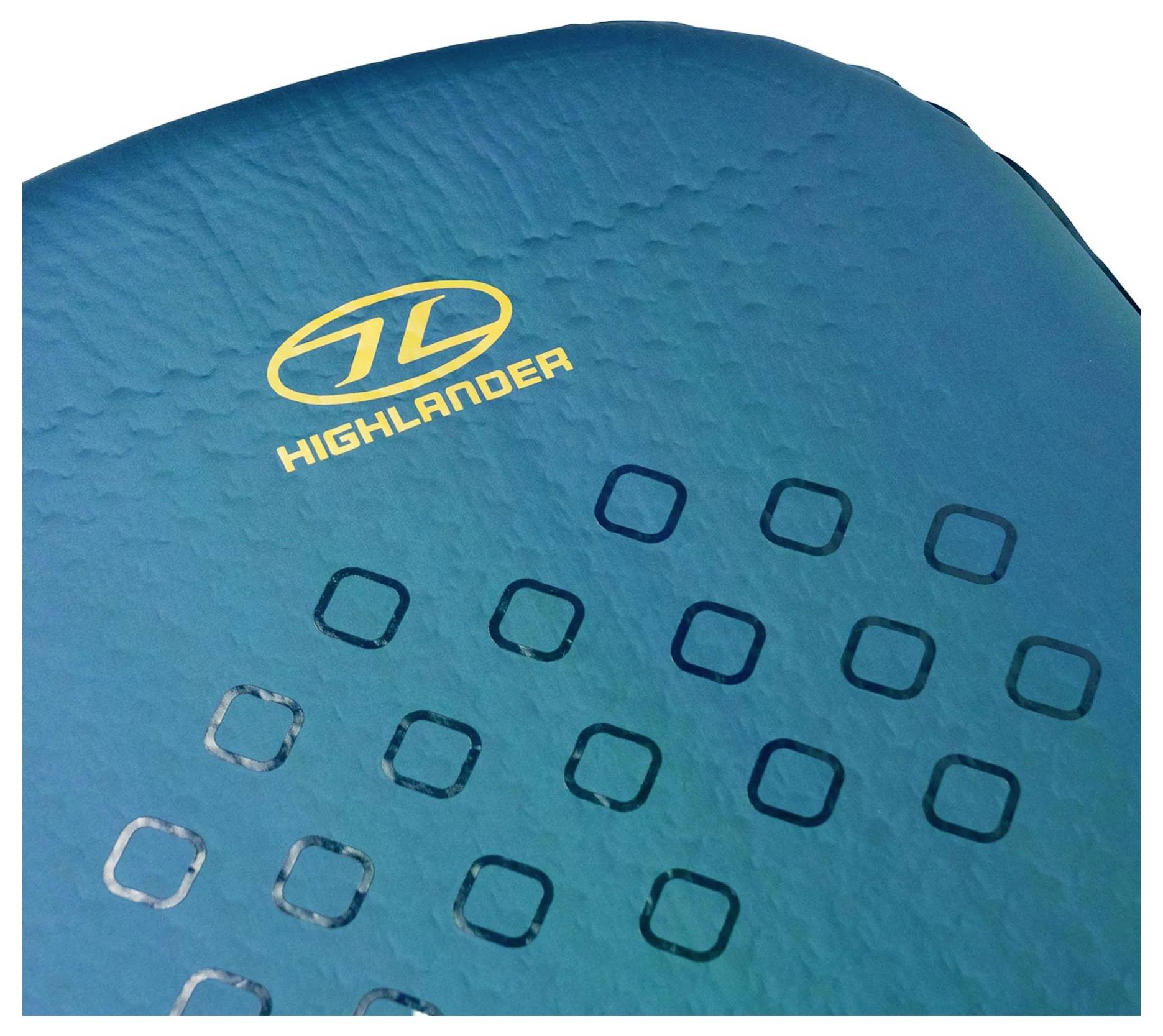 Blaue Oberfläche eines Highlander-Produkts mit gelbem Logo und geometrischem Muster aus Quadraten.