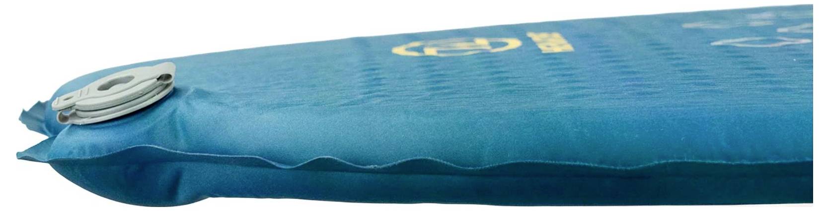Seitenansicht einer blauen aufblasbaren Schlafmatte mit einem runden Ventil auf der linken Seite, die ihre Dicke und wellenförmige Textur zeigt.