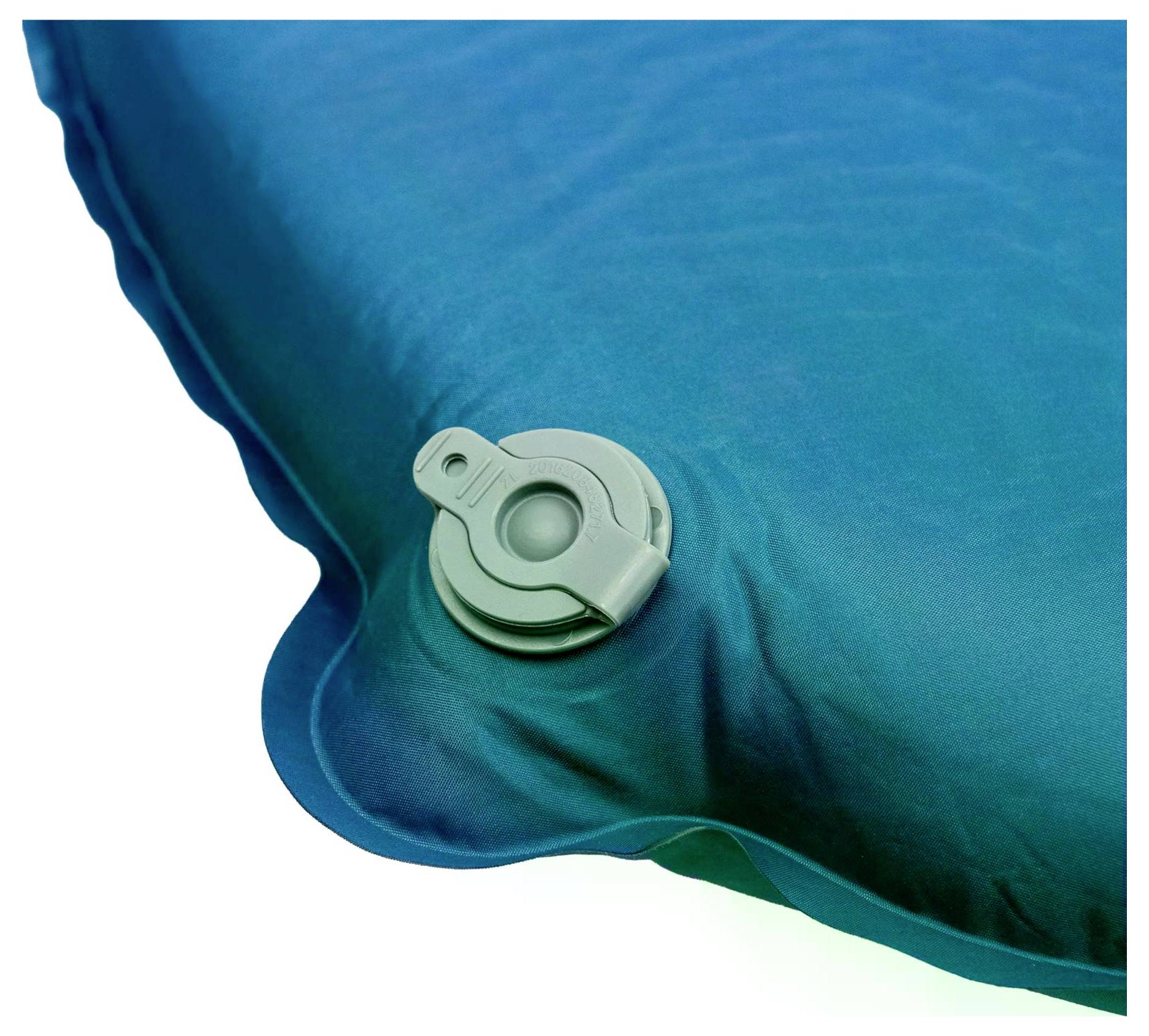 Eine Nahaufnahme einer blau gepolsterten aufblasbaren Matratze mit sichtbarem Luftventil in der Ecke, die ihre Textur und den Verschlussmechanismus hervorhebt.