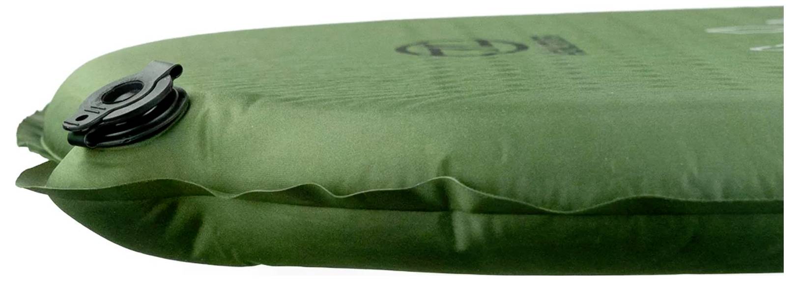 Ein Nahaufnahmebild einer grünen aufblasbaren Camping-Matte mit einem schwarzen Ventil an der Seite, entwickelt für komfortables Schlafen im Freien.