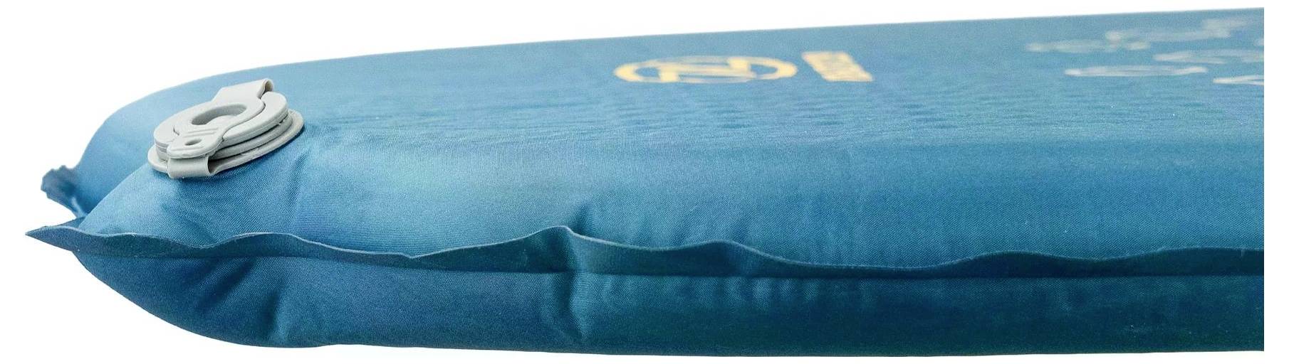 Seitenansicht eines blauen aufblasbaren Schlafsackunterlegpads mit einem Ventil auf der linken Seite, das seine Dicke und kompaktes Design für die Campingnutzung zeigt.