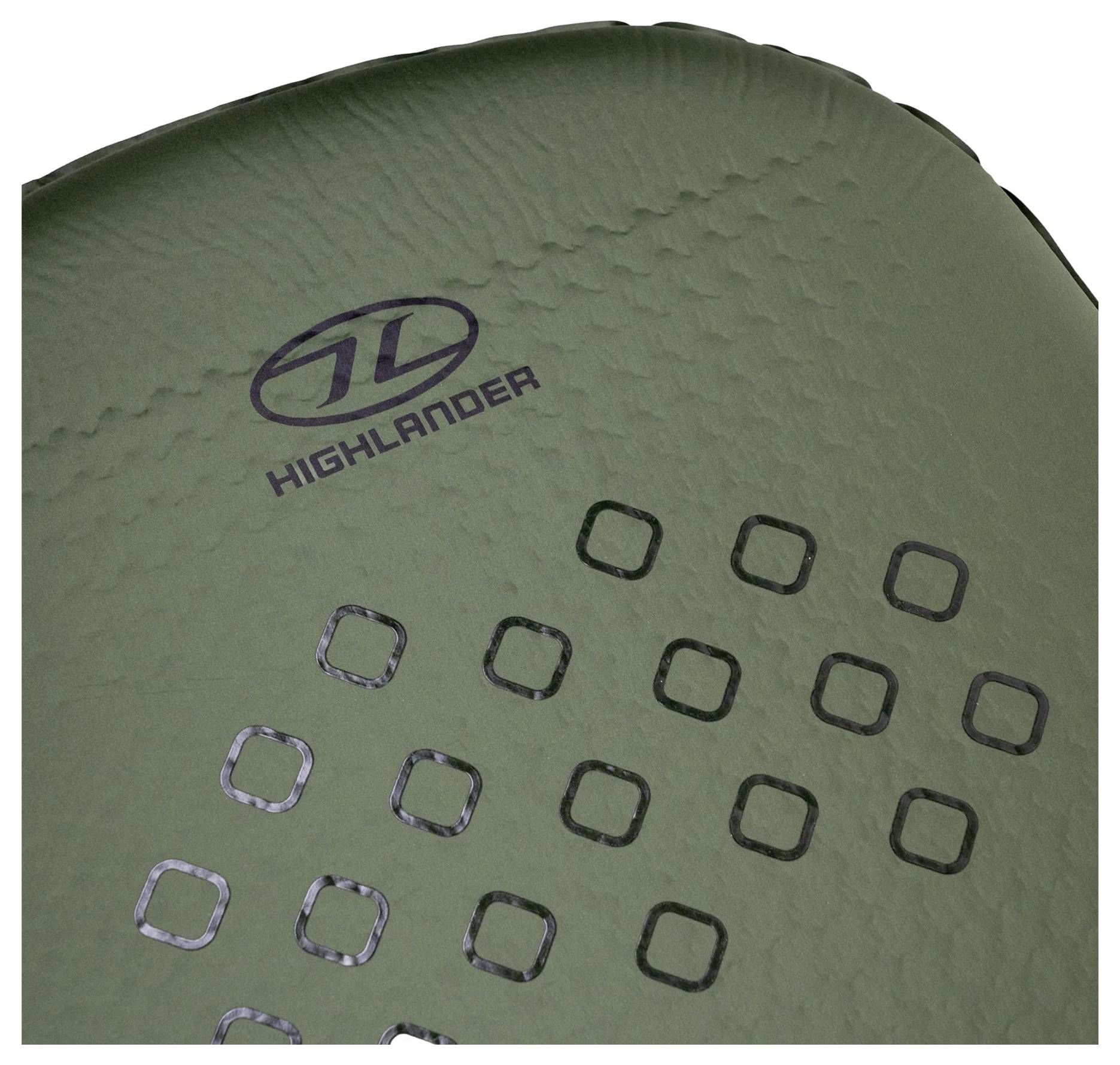 Eine grüne, strukturierte Matte mit einem Muster aus dunklen Quadraten und dem Logo 