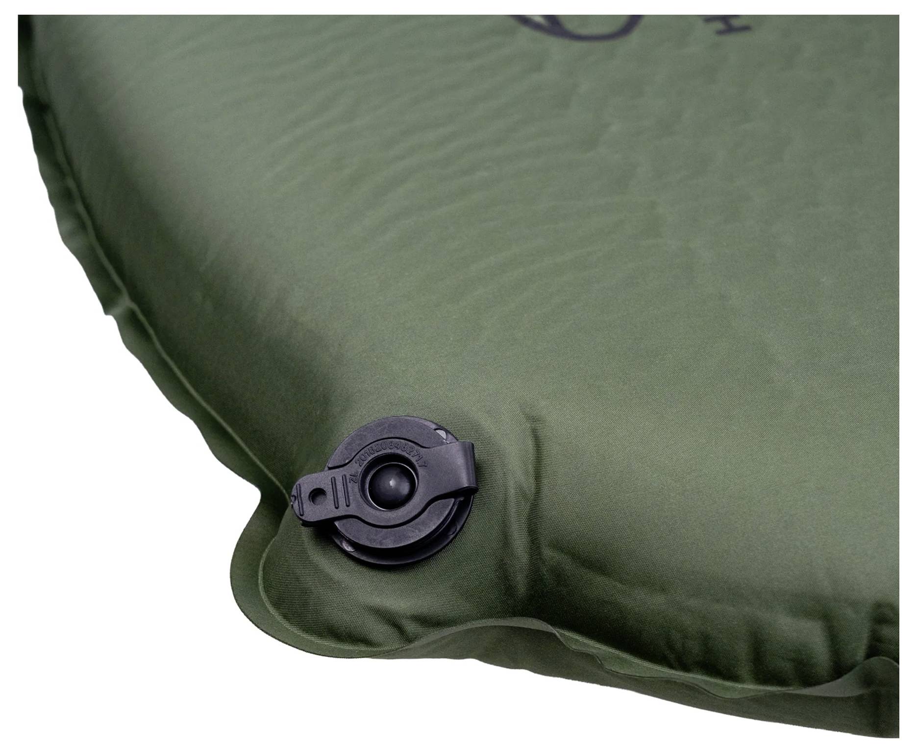 Eine Nahaufnahme einer grünen aufblasbaren Matte mit einem schwarzen Luftventil an der Seite, bestimmt für die Nutzung beim Outdoor-Camping.
