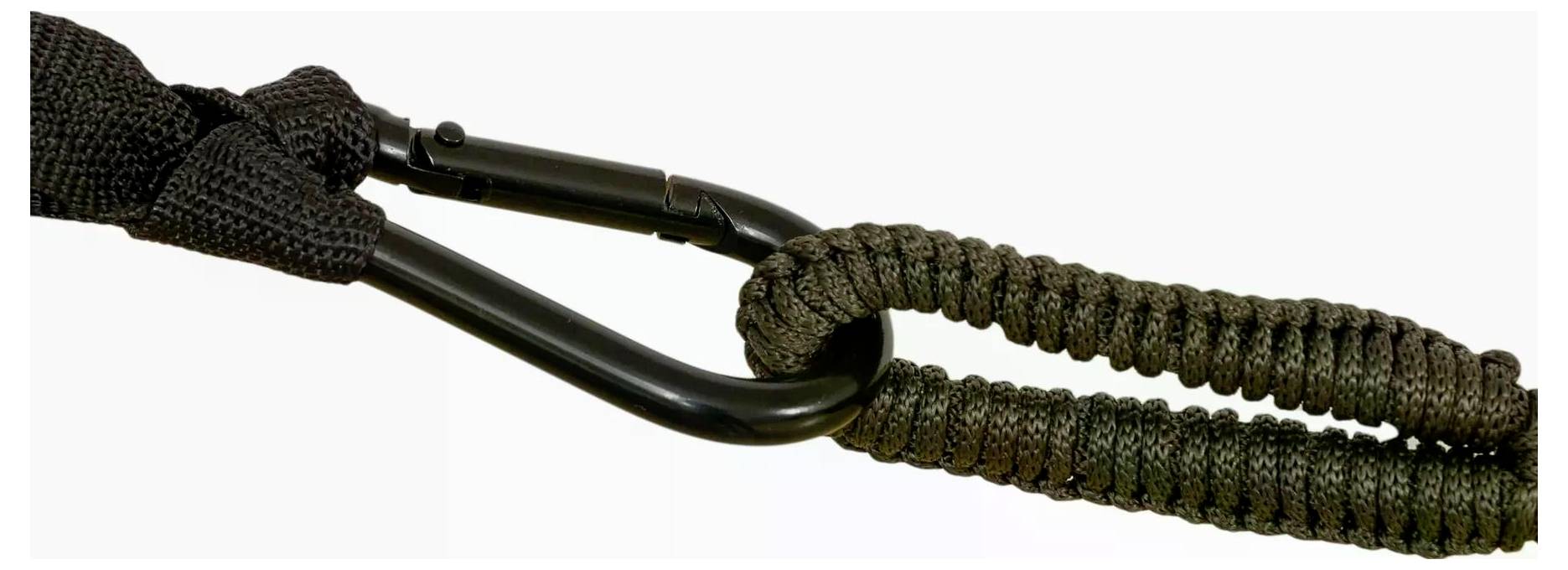 Ein schwarzer Karabiner verbindet zwei Stücke geflochtenes Seil vor weißem Hintergrund und zeigt einen sicheren Befestigungsmechanismus.