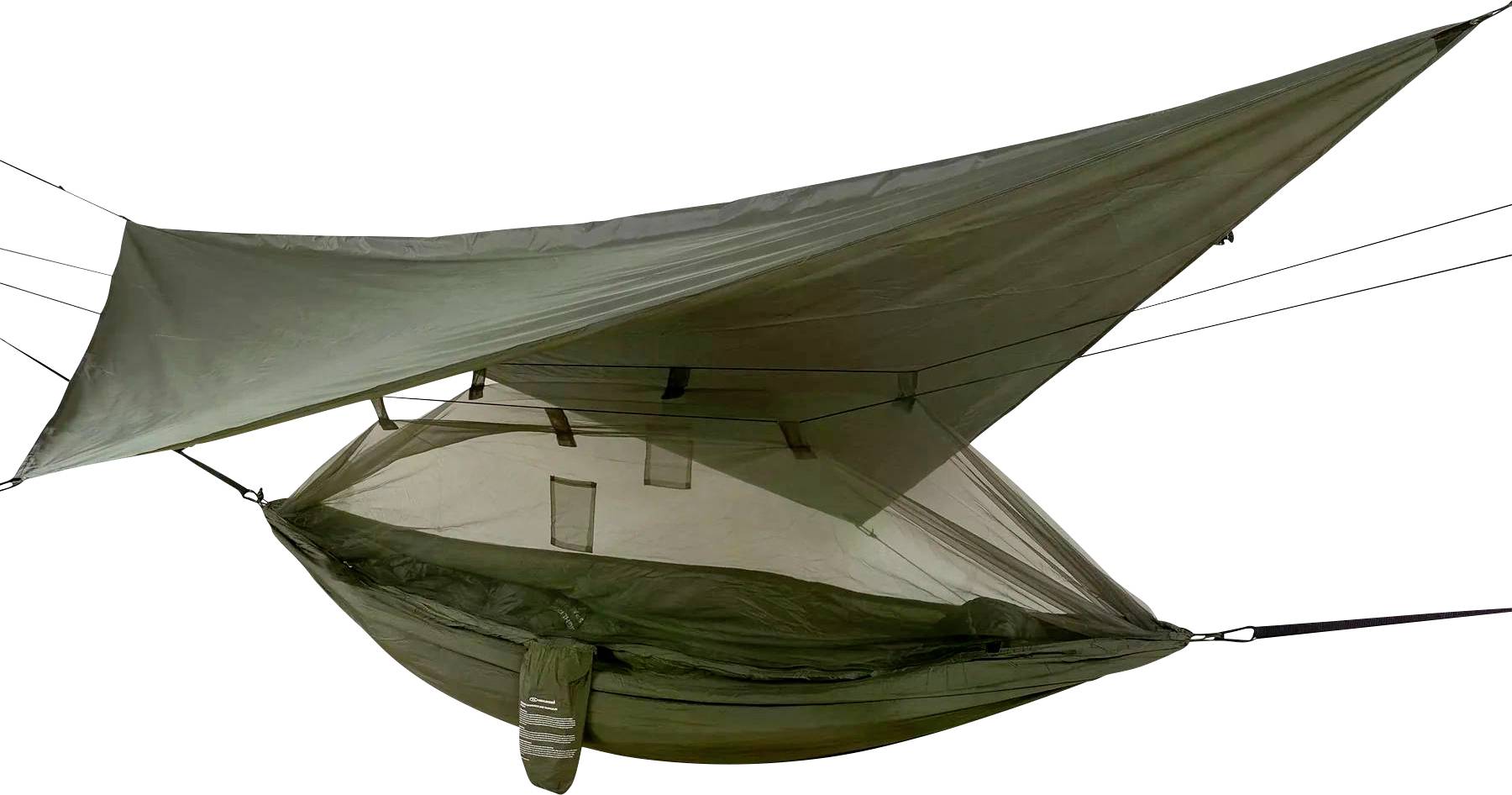 Ein grünes Hängezelt mit Regendach und Moskitonetz ist in der Luft aufgehängt und präsentiert seine Merkmale für das Camping im Freien.