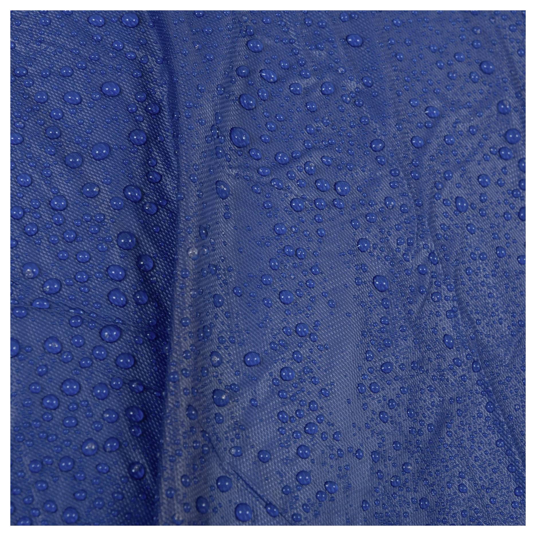 Nahaufnahme von Wassertropfen auf einem blauen Stoff, die Textur und Nässe zeigen.