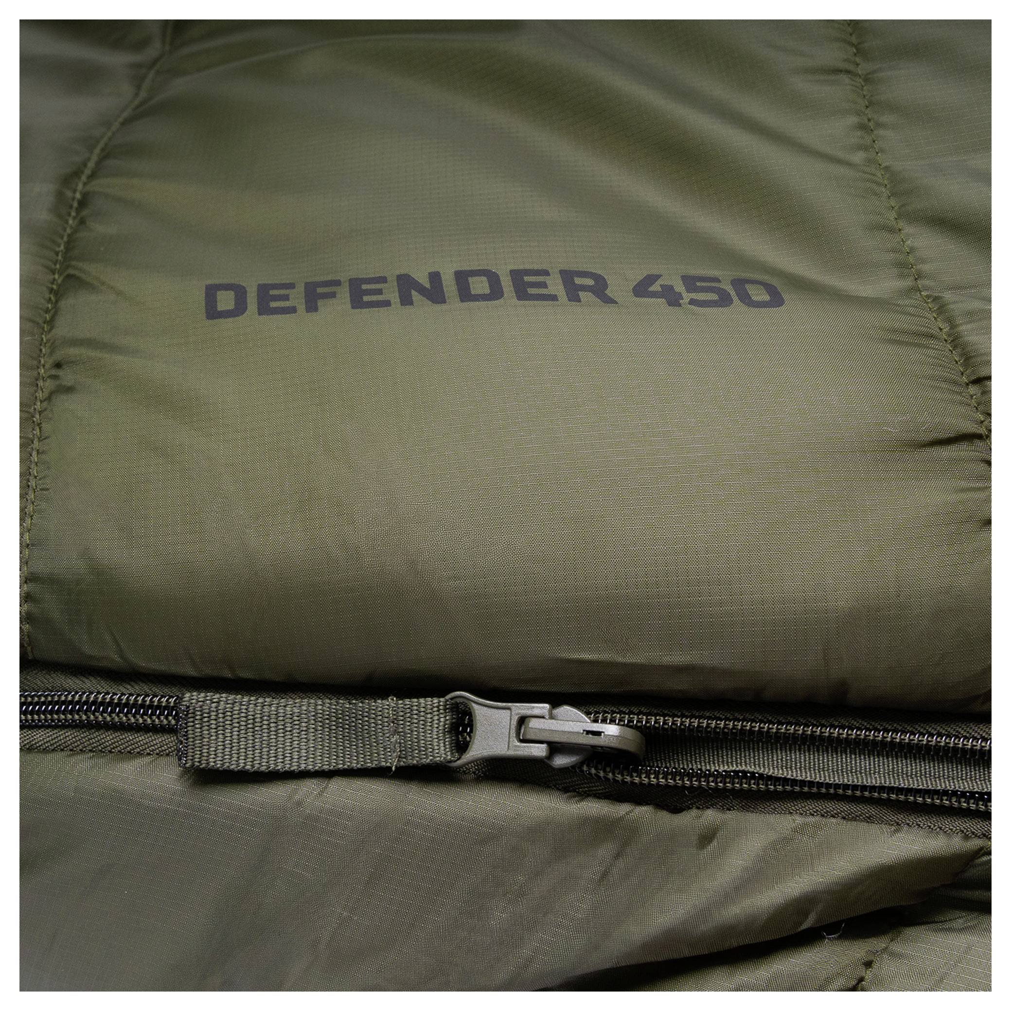 Eine Nahaufnahme eines grünen Schlafsacks mit dem aufgedruckten Text „DEFENDER 450