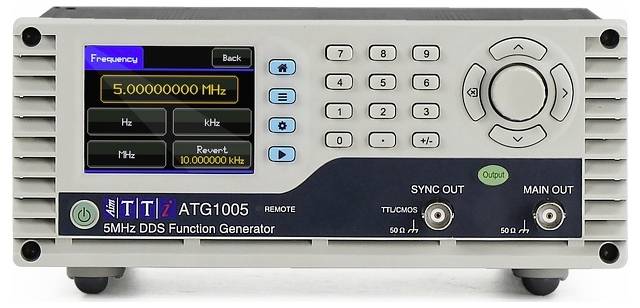 Ein TTI ATG1005 5-MHz-DDS-Funktionsgenerator, der eine Frequenz von 5.000000 MHz anzeigt. Er verfügt über ein numerisches Tastenfeld und Ausgangsbuchsen.