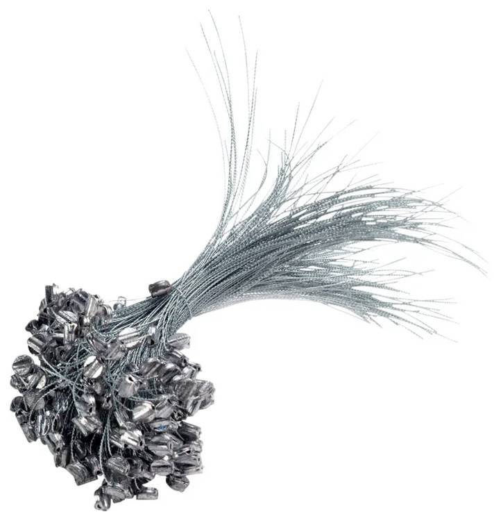 Eine Spule mit Metallkette mit grünen Seitenplatten, ordentlich aufgewickelt, verwendet für Hardware- oder Dekorationszwecke.