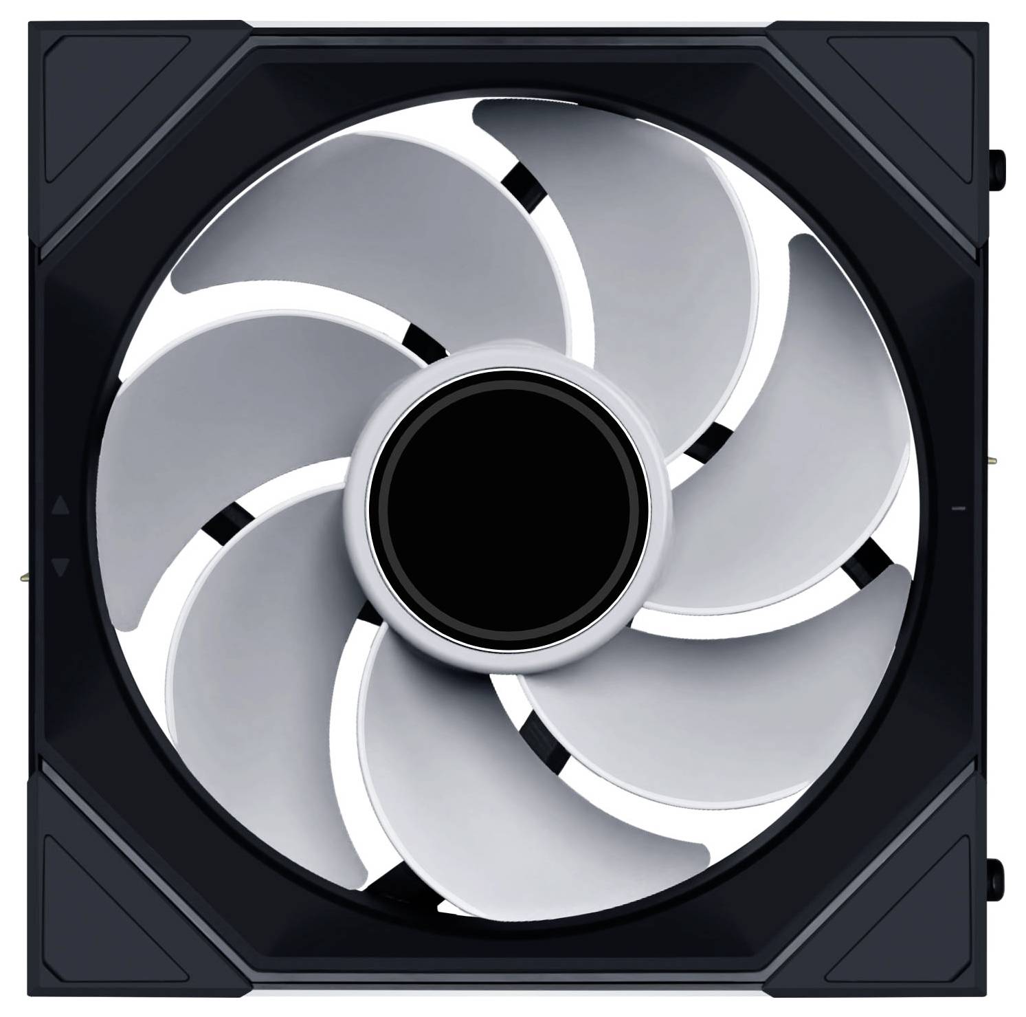 Ein schwarz-silberner Computer-Kühlventilator mit sieben gekrümmten Blättern in einem quadratischen Rahmen, von vorne betrachtet.
