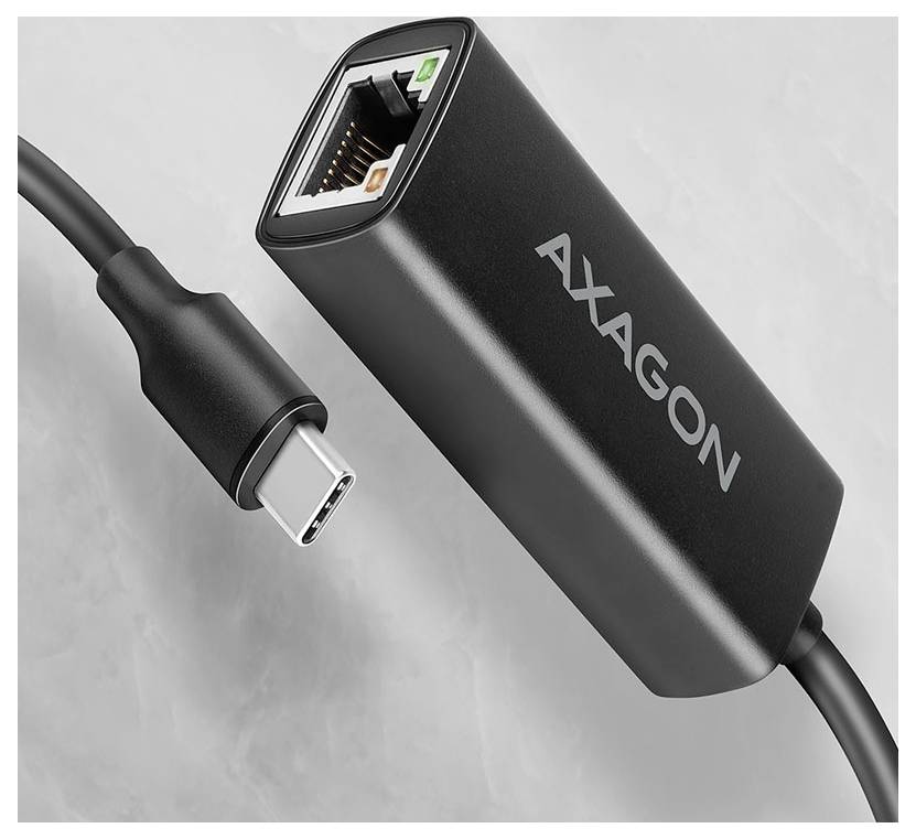 Laptop, der über ein Kabel mit einem AXAGON-Adapter verbunden ist, und ein Ethernet-Stecker auf einer grauen Oberfläche.