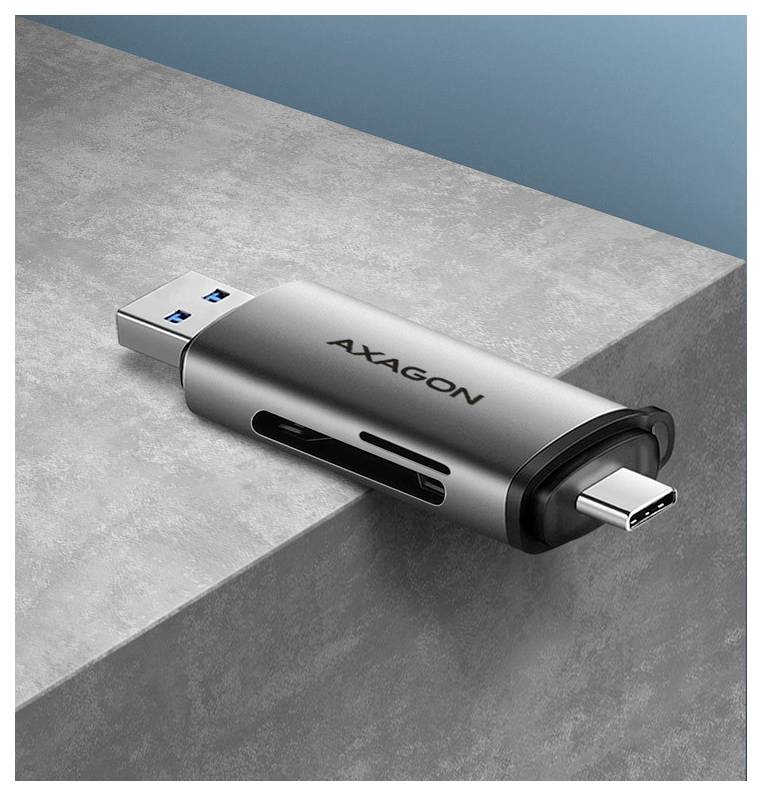 Axagon USB-C-Hub-Adapter mit USB-A- und USB-C-Anschlüssen, dargestellt auf einer Betonoberfläche.