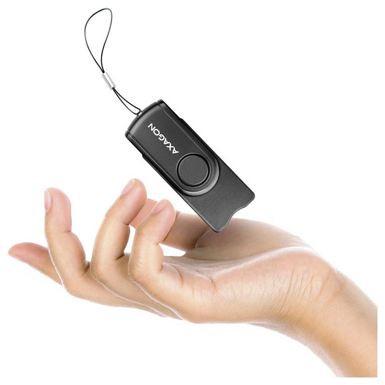 Hand, die einen schwarzen XGON-USB-Stick mit Handgelenkschlaufe auf weißem Hintergrund hält.