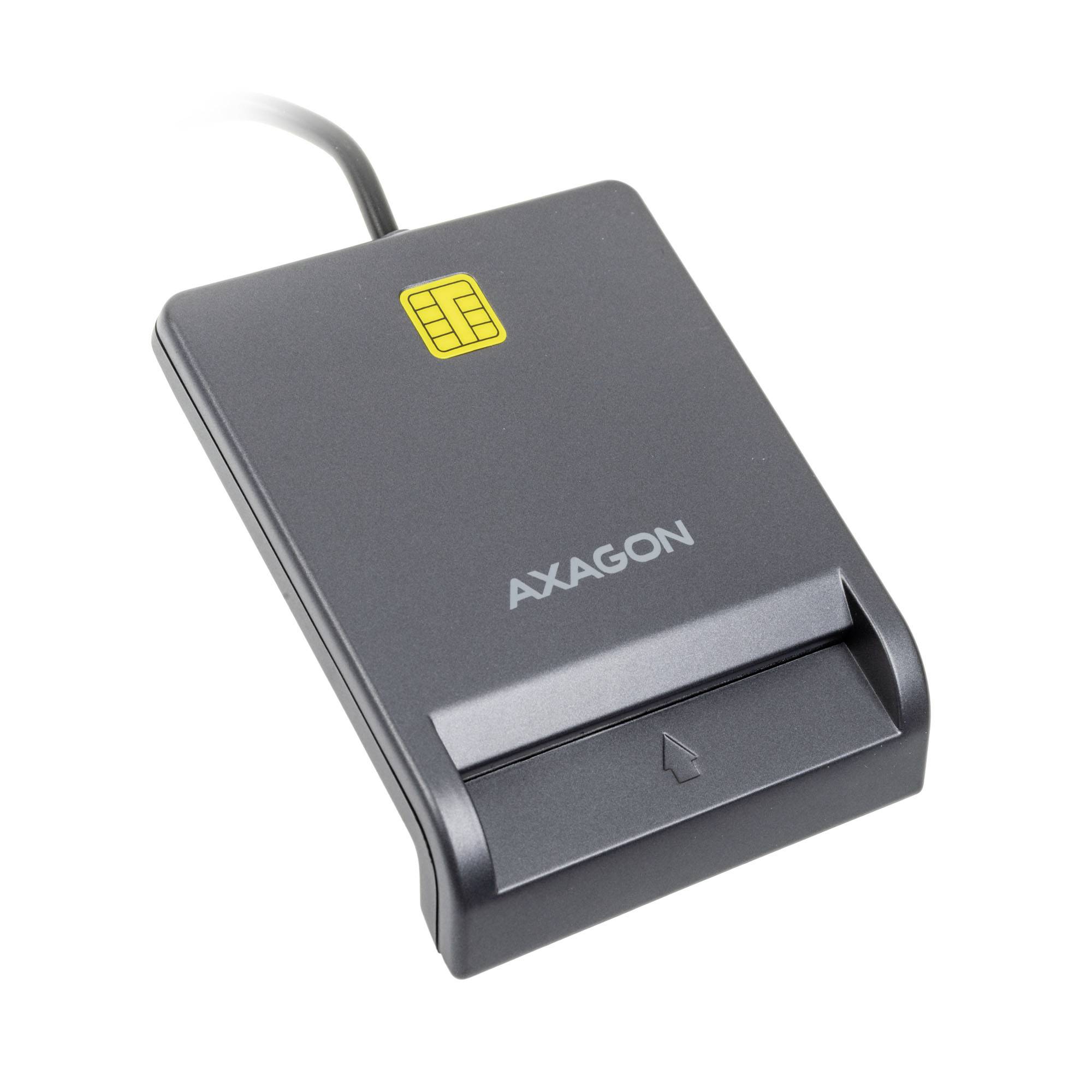 Axagon USB Smartcard-Lesegerät mit eingesteckter Chipkarte, auf weißem Hintergrund dargestellt.