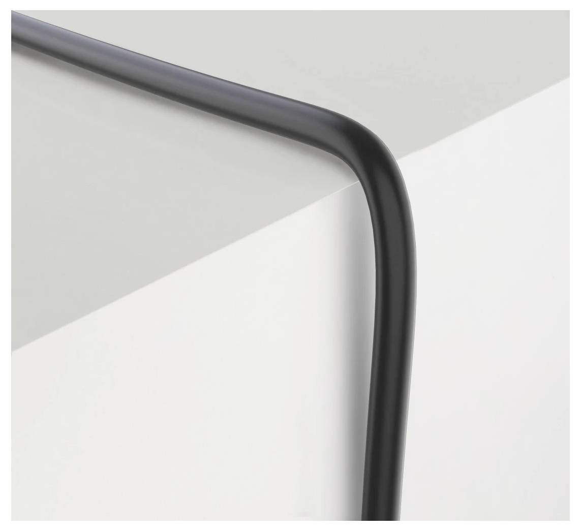 Ein einzelnes schwarzes, längliches Objekt bildet eine weiche Ecke über einer glatten weiß-grauen Oberfläche und erzeugt dadurch ein minimalistisches, glattes Erscheinungsbild.